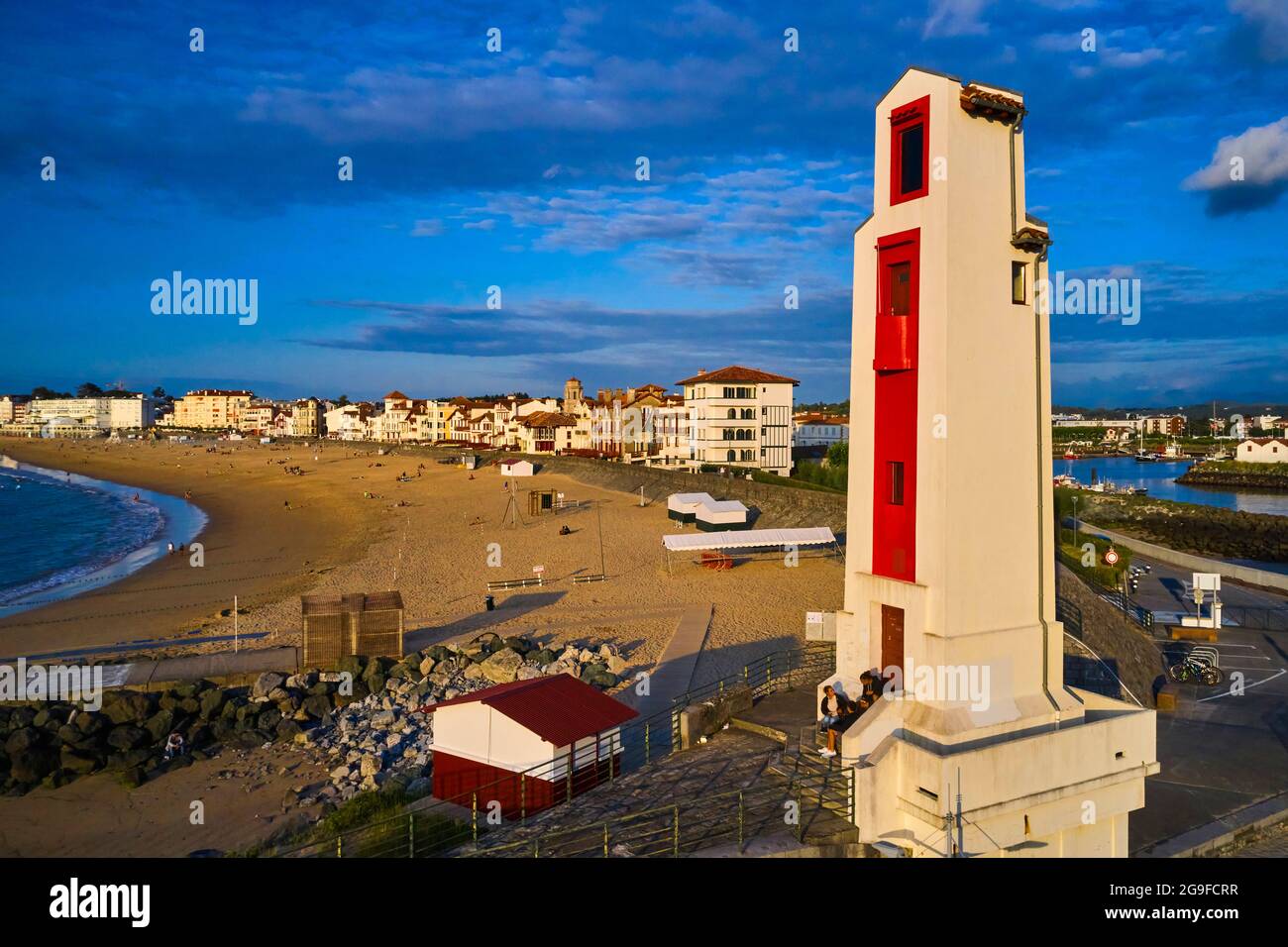 France, Pyrénées-Atlantiques (64), pays Basque, Saint-Jean-de-Luz, phare construit selon les plans d'André Pavlovsky en 1936 Banque D'Images