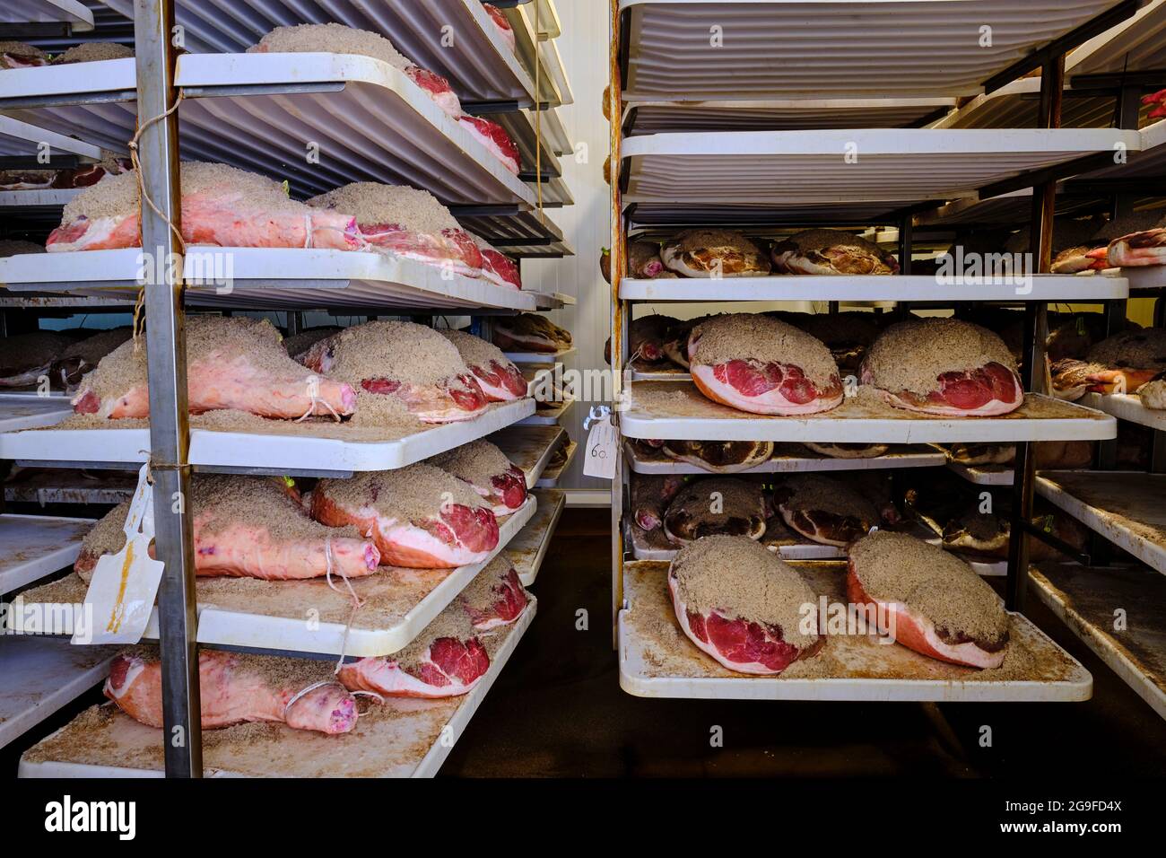 France, Pyrénées-Atlantiques (64), pays basque, vallée de l'Aldudes, le sèche-linge collectif d'Aldudes offre un service de séchage et de raffinage des jambons Banque D'Images
