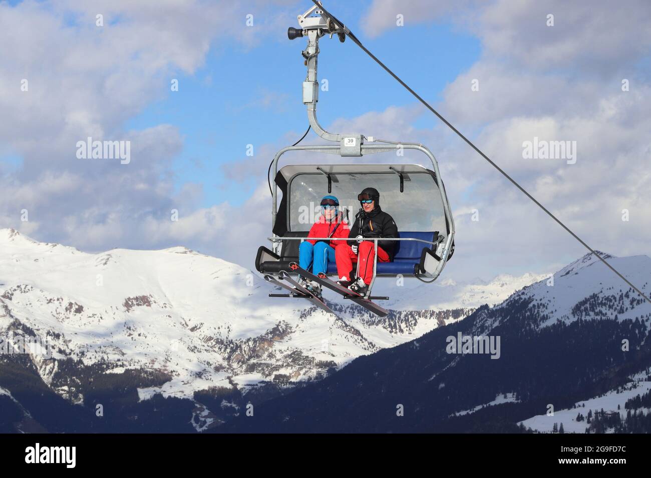 HINTERTUX, AUTRICHE - 10 MARS 2019 : les gens peuvent monter à bord d'un télésiège à la station de ski du glacier Hintertux, dans la région du Tyrol, en Autriche. Le complexe est situé à Ziller Banque D'Images