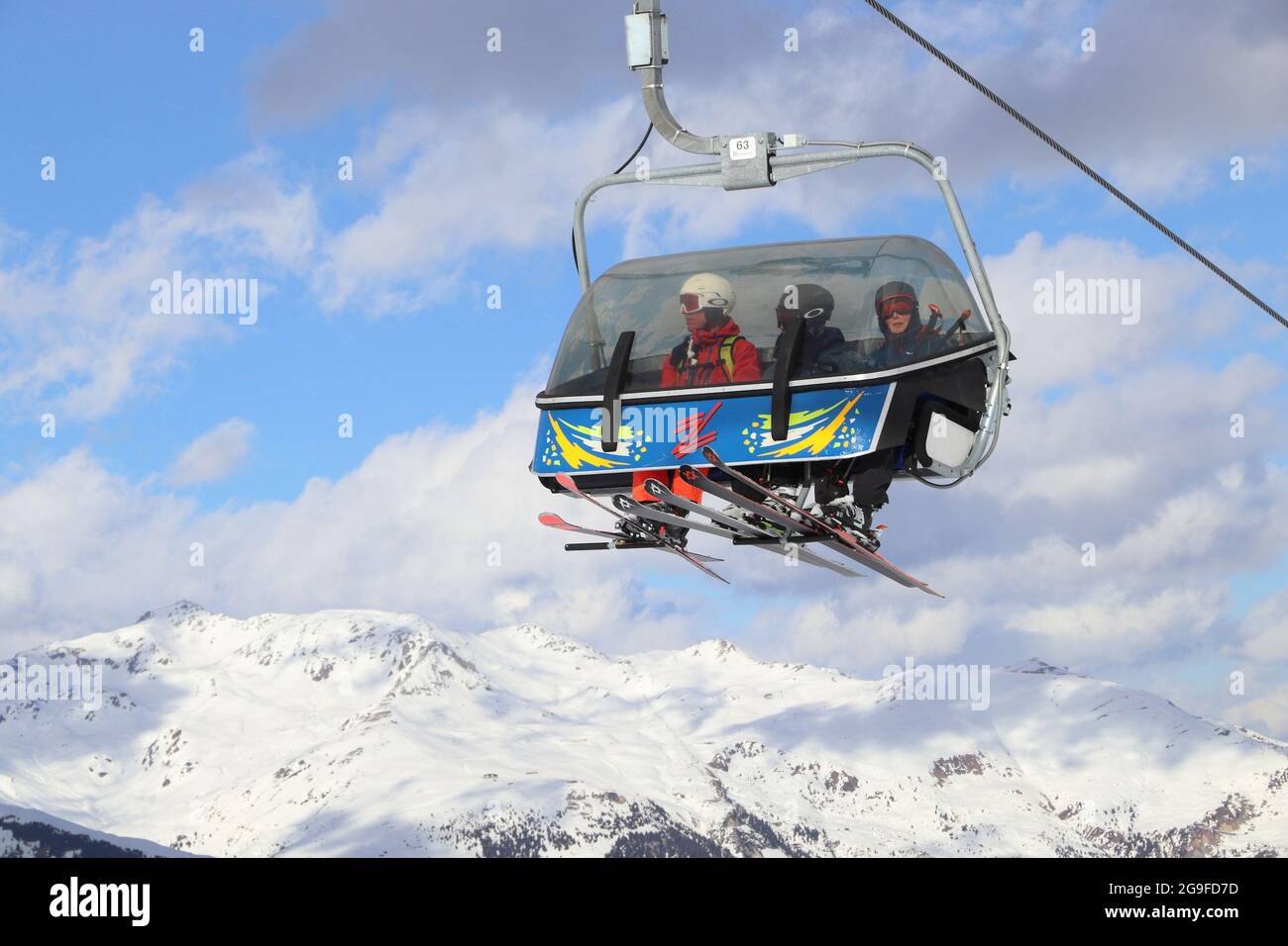 HINTERTUX, AUTRICHE - 10 MARS 2019 : les gens peuvent monter à bord d'un télésiège à la station de ski du glacier Hintertux, dans la région du Tyrol, en Autriche. Le complexe est situé à Ziller Banque D'Images