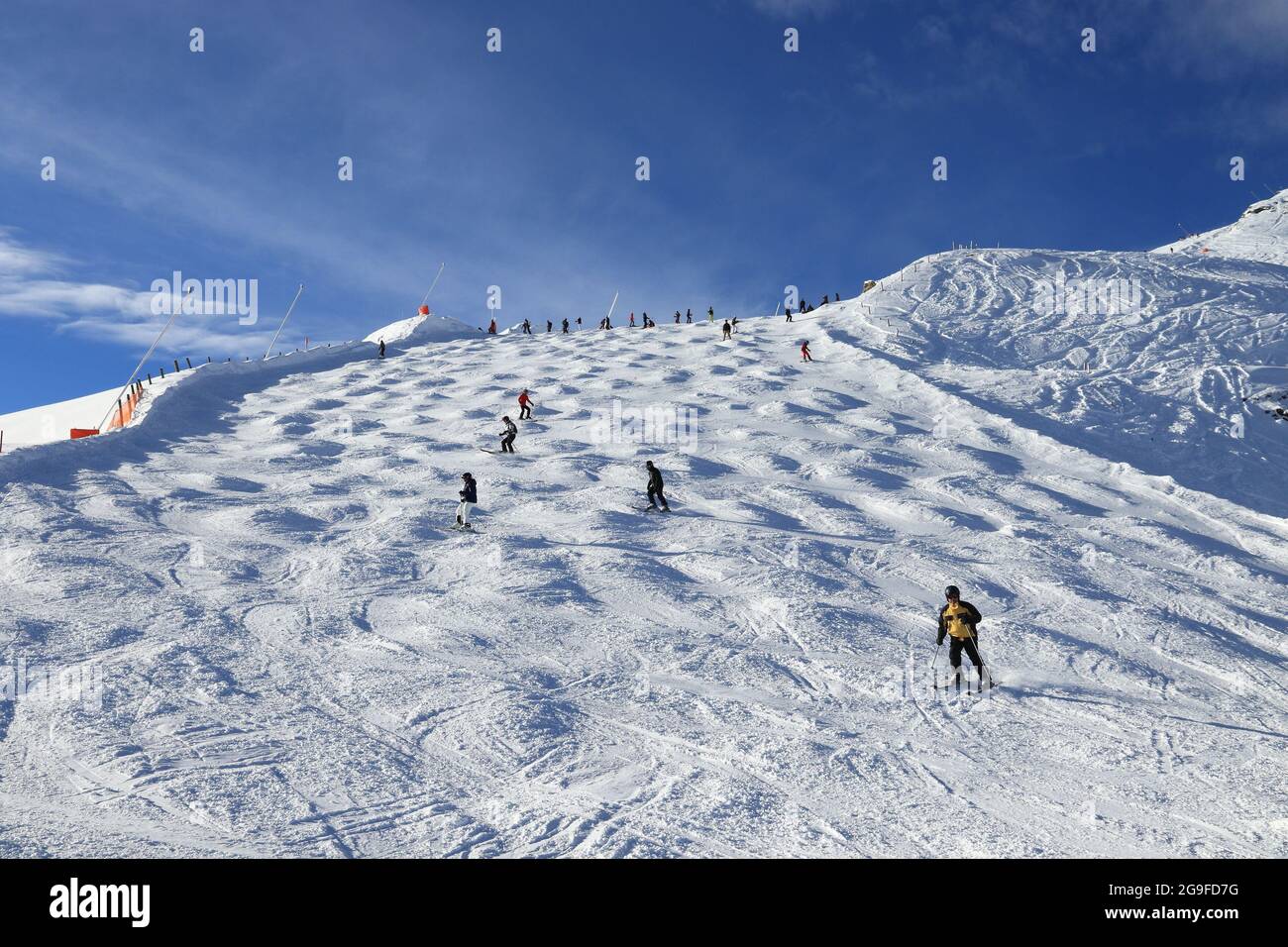 MAYRHOFEN, AUTRICHE - 12 MARS 2019: Les gens skent sur les moguls de l'après-midi station de ski de Mayrhofen dans la région du Tyrol, Autriche. Le complexe est situé à Zillertal Banque D'Images