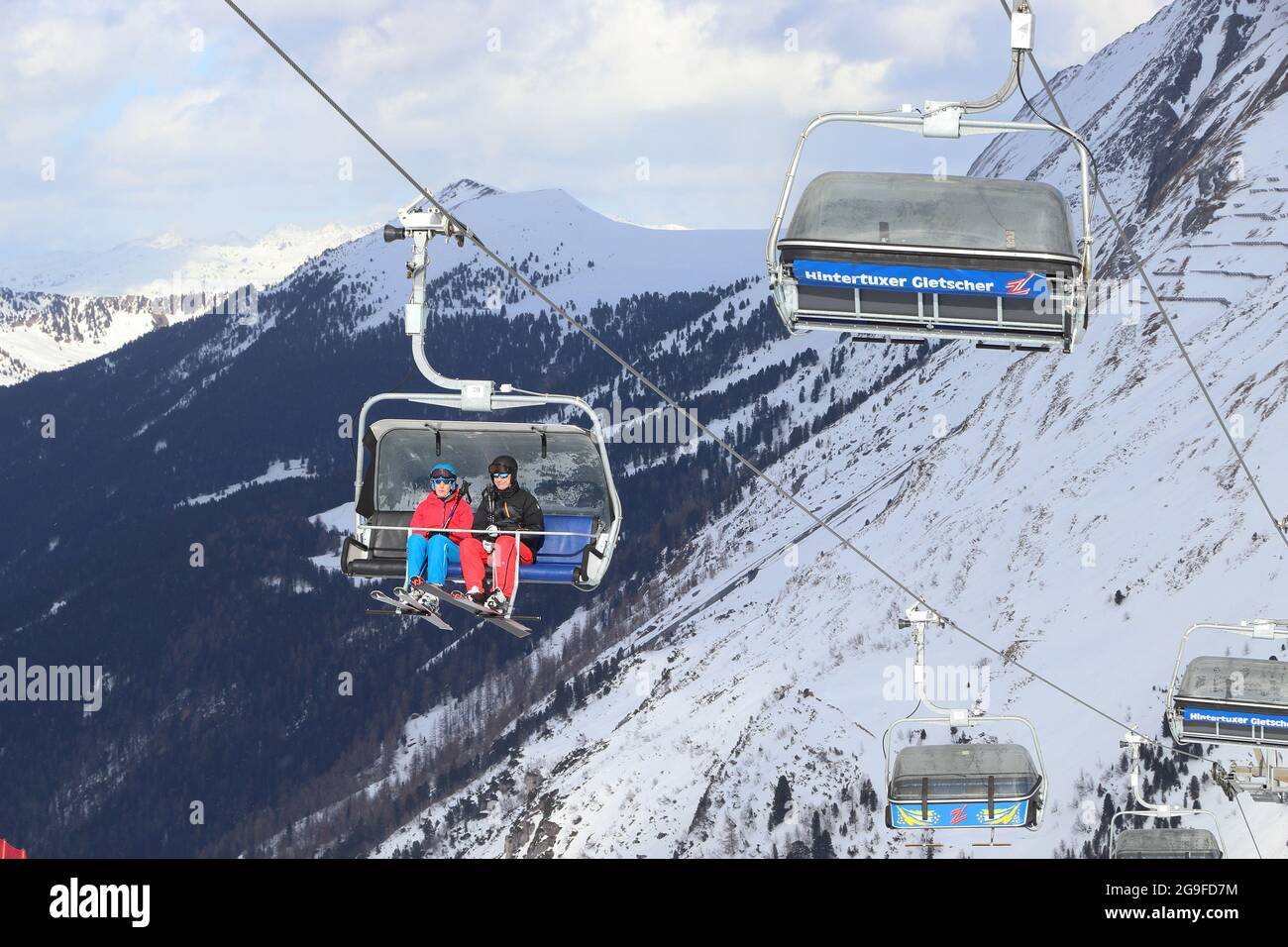 HINTERTUX, AUTRICHE - 10 MARS 2019 : les gens peuvent monter à bord d'un télésiège à la station de ski du glacier Hintertux, dans la région du Tyrol, en Autriche. Le complexe est situé à Ziller Banque D'Images