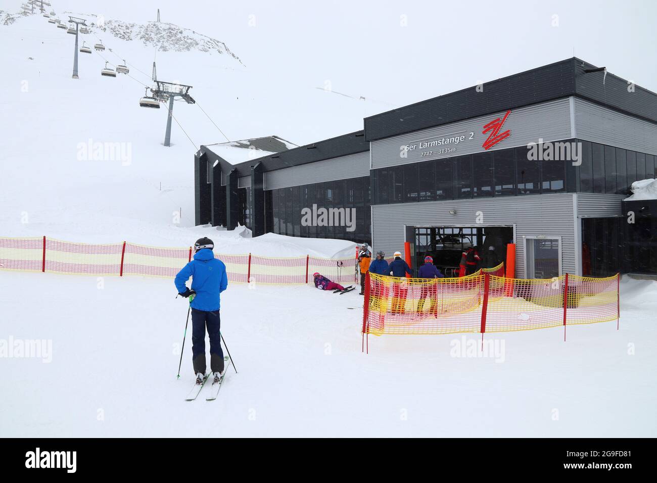 HINTERTUX, AUTRICHE - 10 MARS 2019 : les gens visitent la station de ski du glacier Hintertux dans la région du Tyrol, en Autriche. Le complexe est situé dans la vallée de Zillertal Banque D'Images