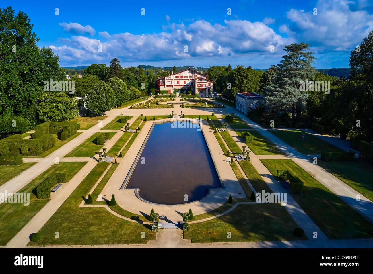 France, Pyrénées-Atlantiques, pays Basque, Cambo-les-bains, Villa Arnaga et son jardin, musée et maison d'Edmond Rostand dans la rue néo-basque Banque D'Images