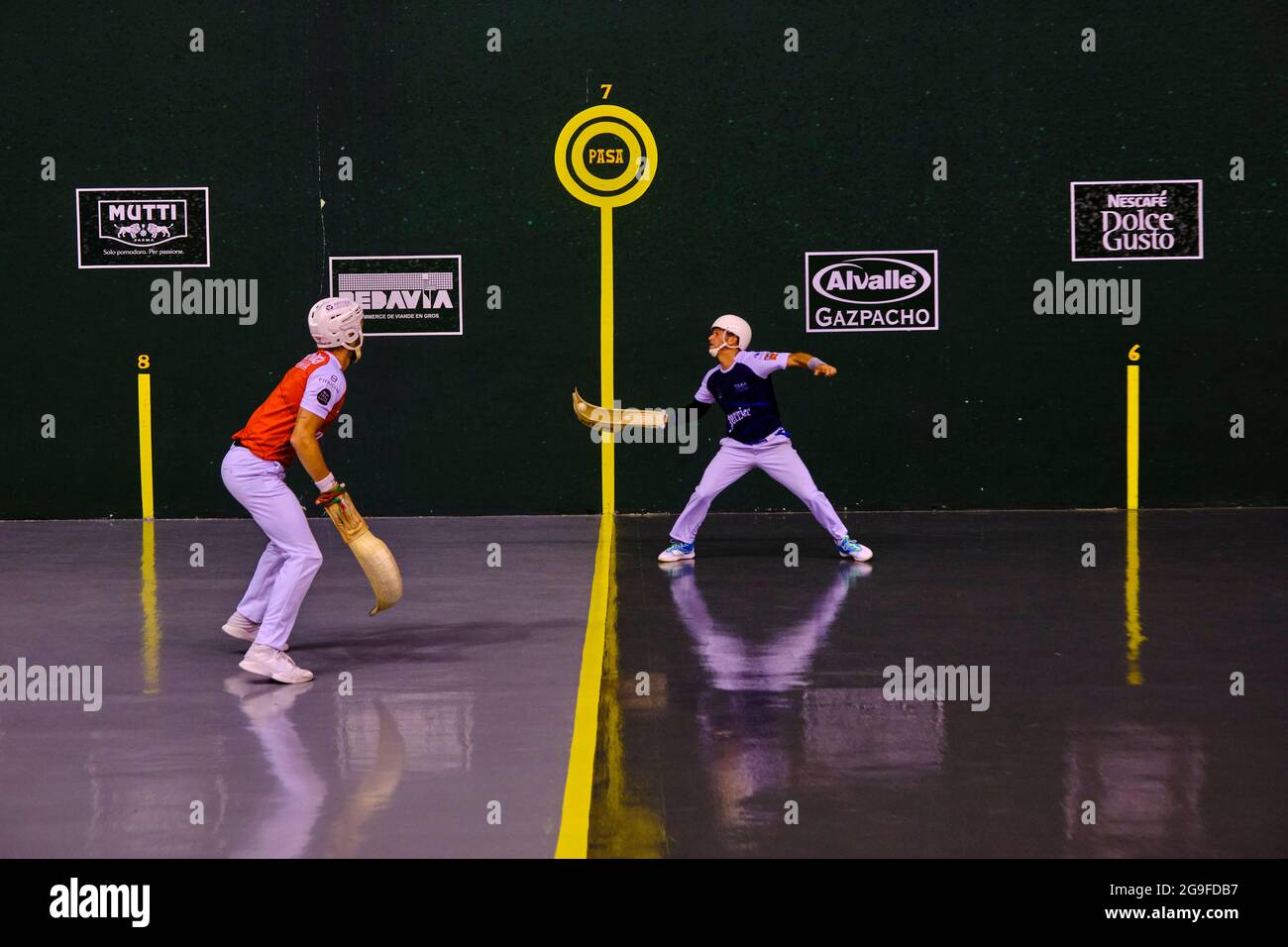 France, Nouvelle-Aquitaine, Pyrénées-Atlantiques, pays Basque, Saint-Jean-de-Luz, Partie de la cesta punta, une spécialité de pelote basque Banque D'Images
