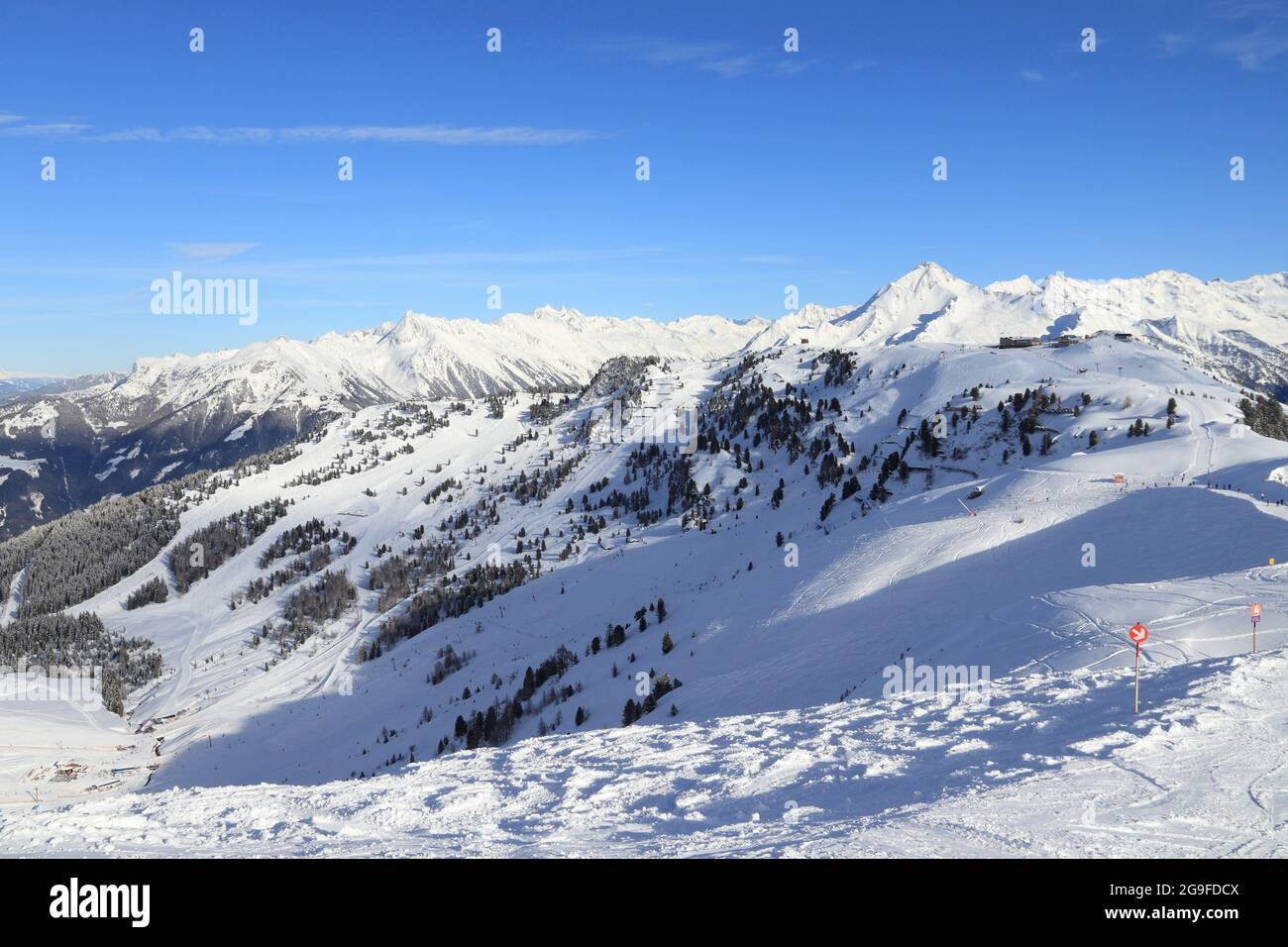 Mayrhofen - station de ski d'hiver des Alpes autrichiennes dans le Tyrol. Alpes centrales autrichiennes. Vallée de Zillertal. Banque D'Images