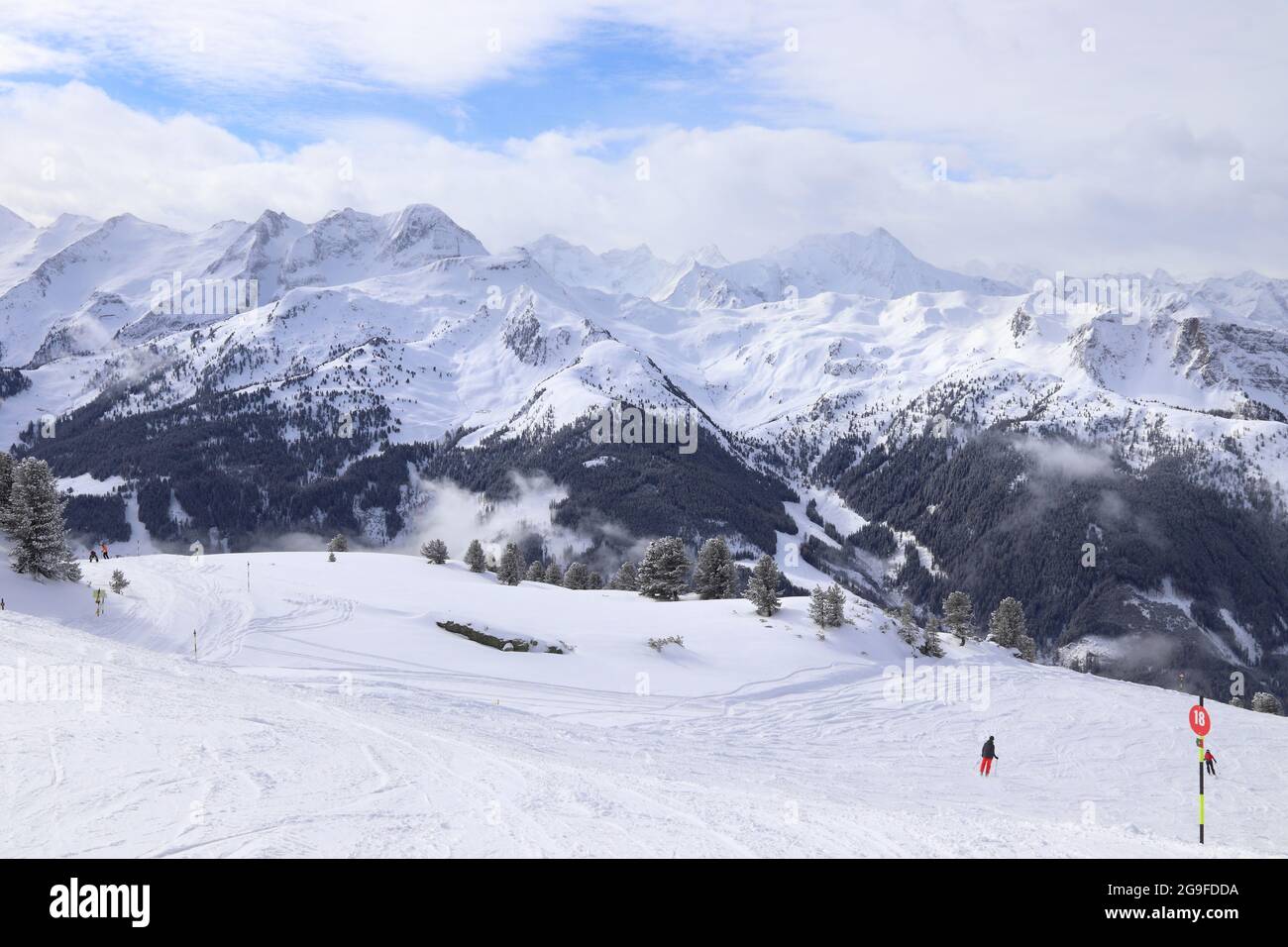 Zell am Ziller, Tyrol. Station de ski autrichienne. Alpes autrichiennes paysage d'hiver. Banque D'Images