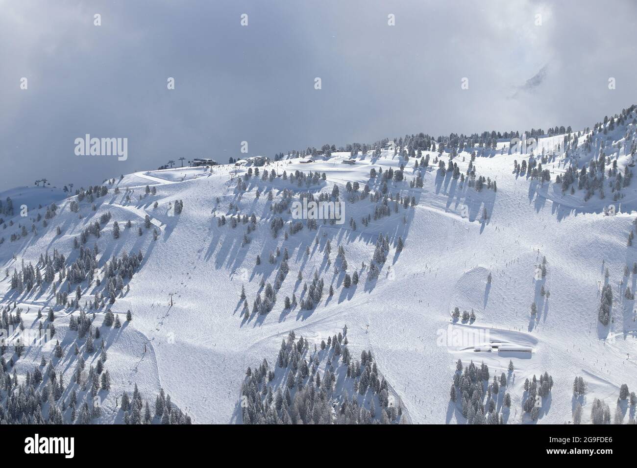 Mayrhofen - station de ski d'hiver des Alpes autrichiennes à Zillertal, Tyrol. Alpes centrales autrichiennes. Pistes de ski de Penken Mountan. Banque D'Images