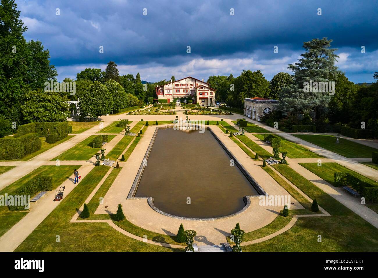 France, Pyrénées-Atlantiques, pays Basque, Cambo-les-bains, Villa Arnaga et son jardin, musée et maison d'Edmond Rostand dans la rue néo-basque Banque D'Images