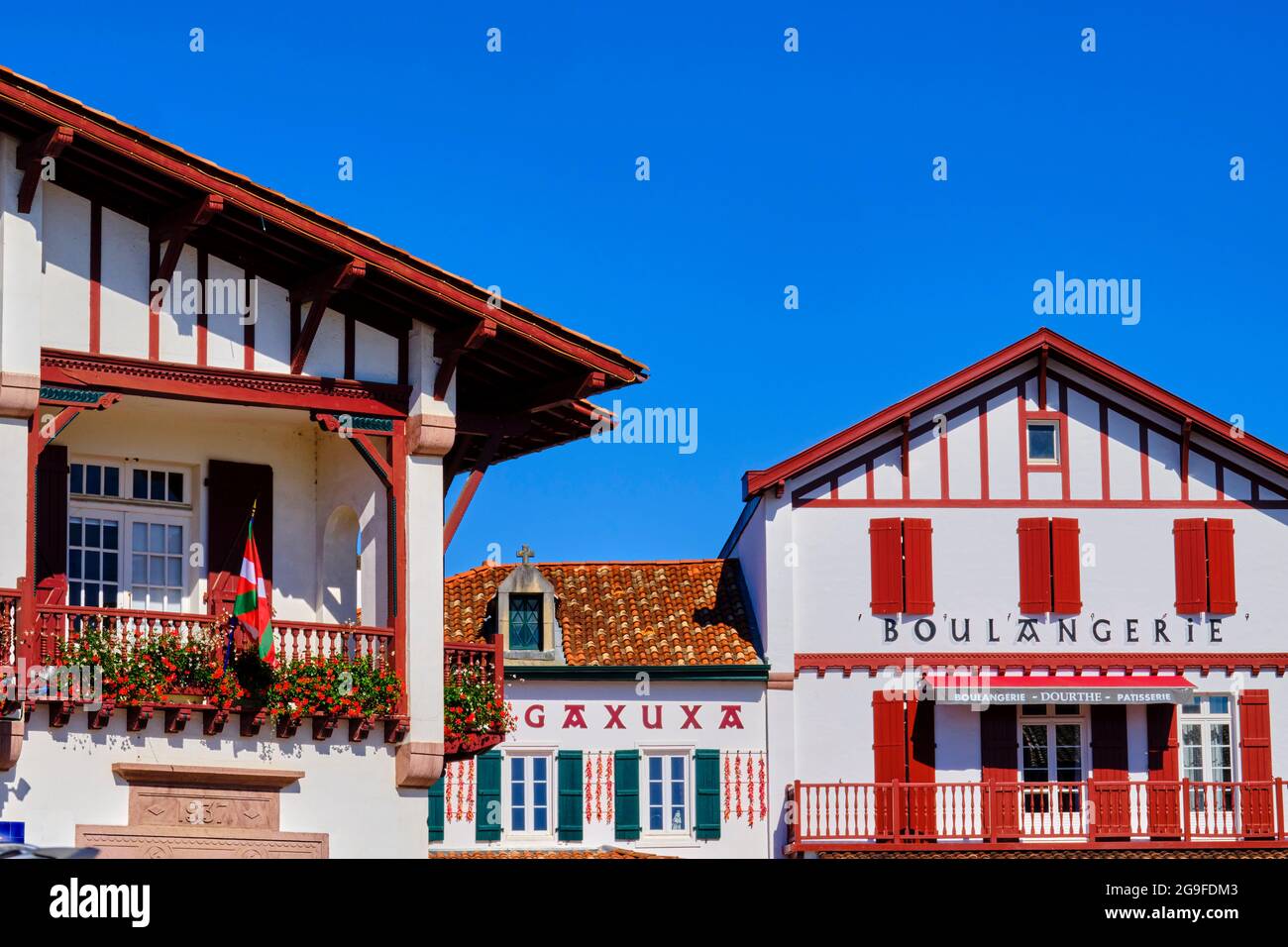 France, Pyrénées-Atlantiques (64), pays Basque, Bidart, place de la mairie Banque D'Images