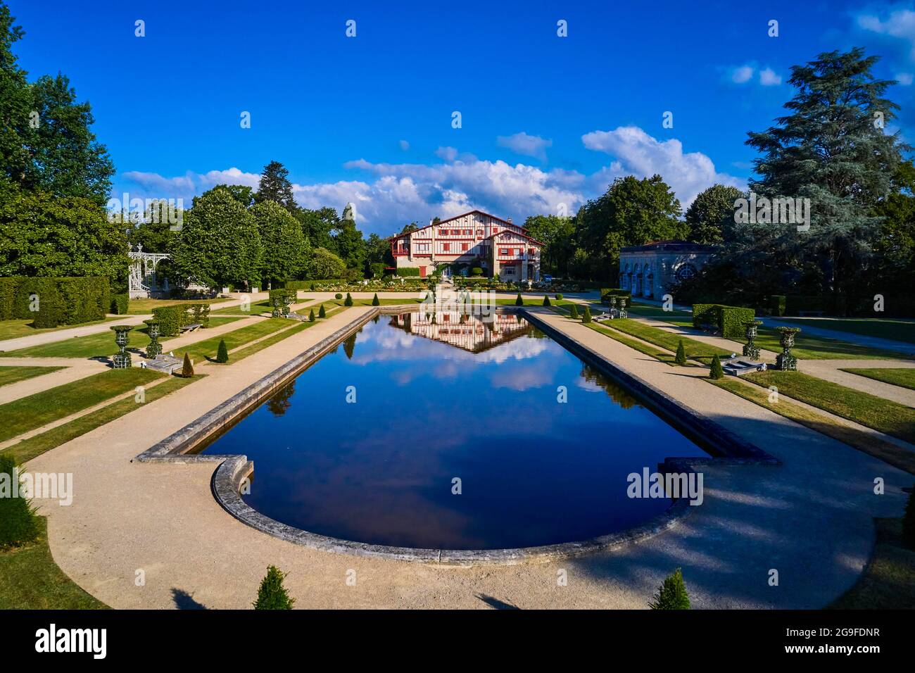 France, Pyrénées-Atlantiques, pays Basque, Cambo-les-bains, Villa Arnaga et son jardin, musée et maison d'Edmond Rostand dans la rue néo-basque Banque D'Images