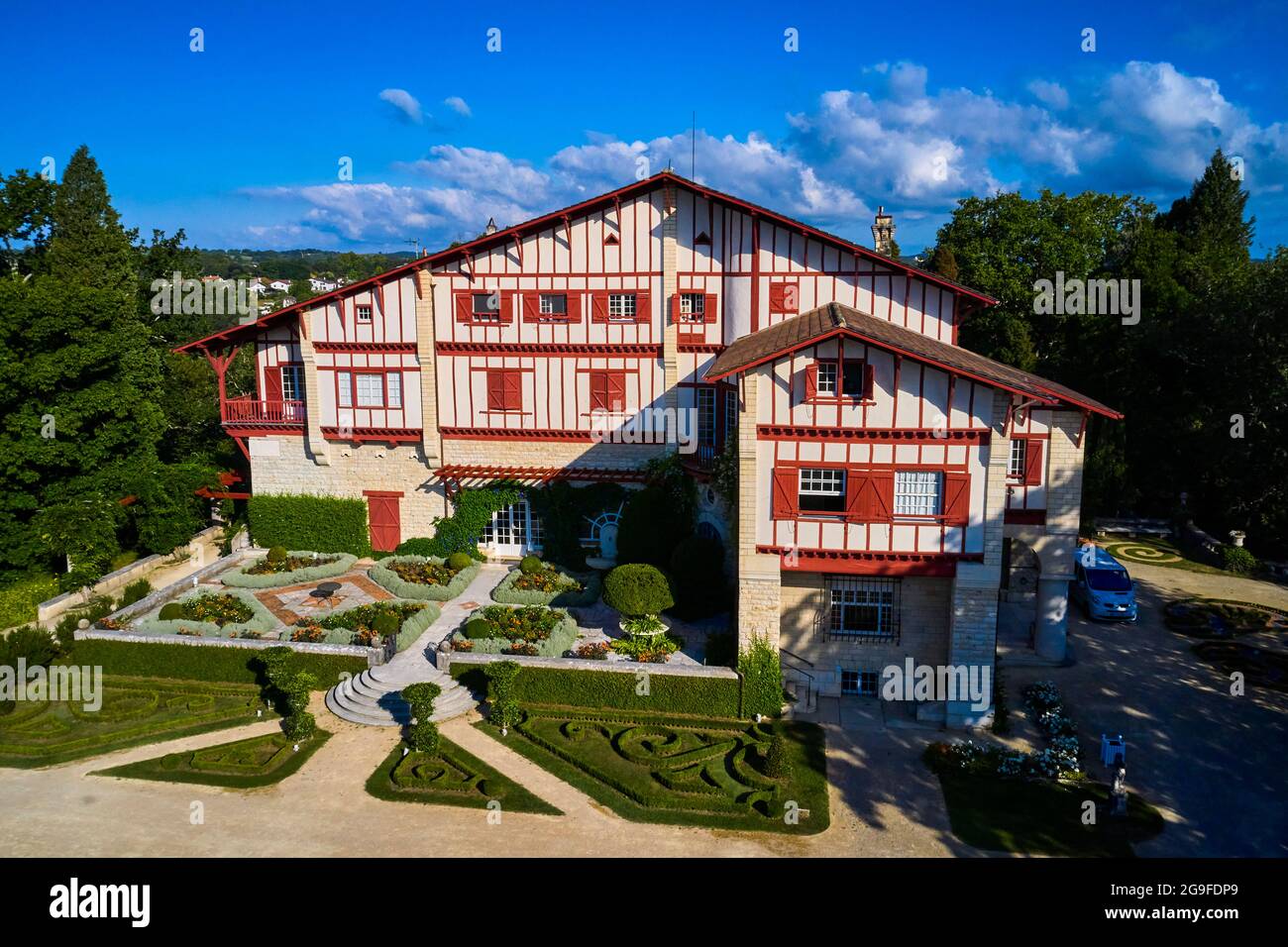 France, Pyrénées-Atlantiques, pays Basque, Cambo-les-bains, Villa Arnaga et son jardin, musée et maison d'Edmond Rostand dans la rue néo-basque Banque D'Images