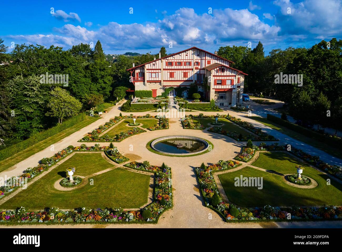 France, Pyrénées-Atlantiques, pays Basque, Cambo-les-bains, Villa Arnaga et son jardin, musée et maison d'Edmond Rostand dans la rue néo-basque Banque D'Images