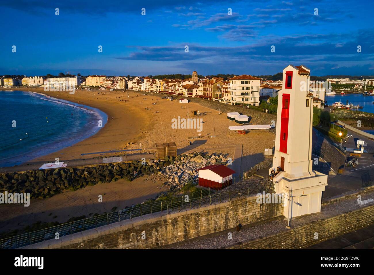 France, Pyrénées-Atlantiques (64), pays Basque, Saint-Jean-de-Luz, phare construit selon les plans d'André Pavlovsky en 1936 Banque D'Images