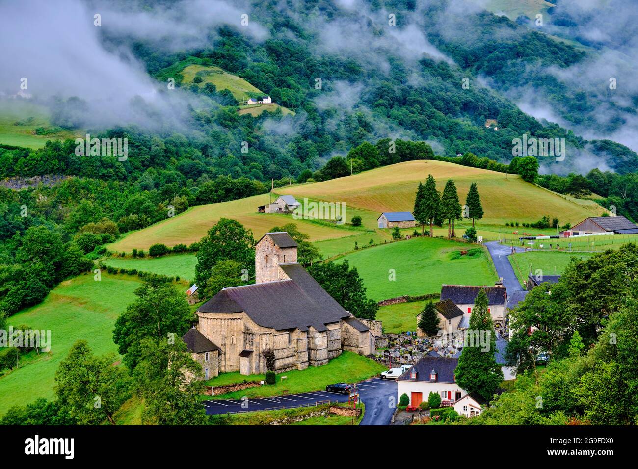France, Pyrénées-Atlantiques (64), pays Basque, haute-Soule, Sainte-Engrâce, Église romane de Santa Grazi du XIe siècle, sur le chemin de Banque D'Images