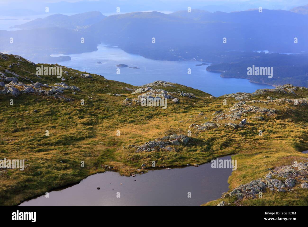 Paysage de l'île Stord en Norvège. Vue sur la montagne de Kattnakken. Île Tysnesoy en arrière-plan. Banque D'Images