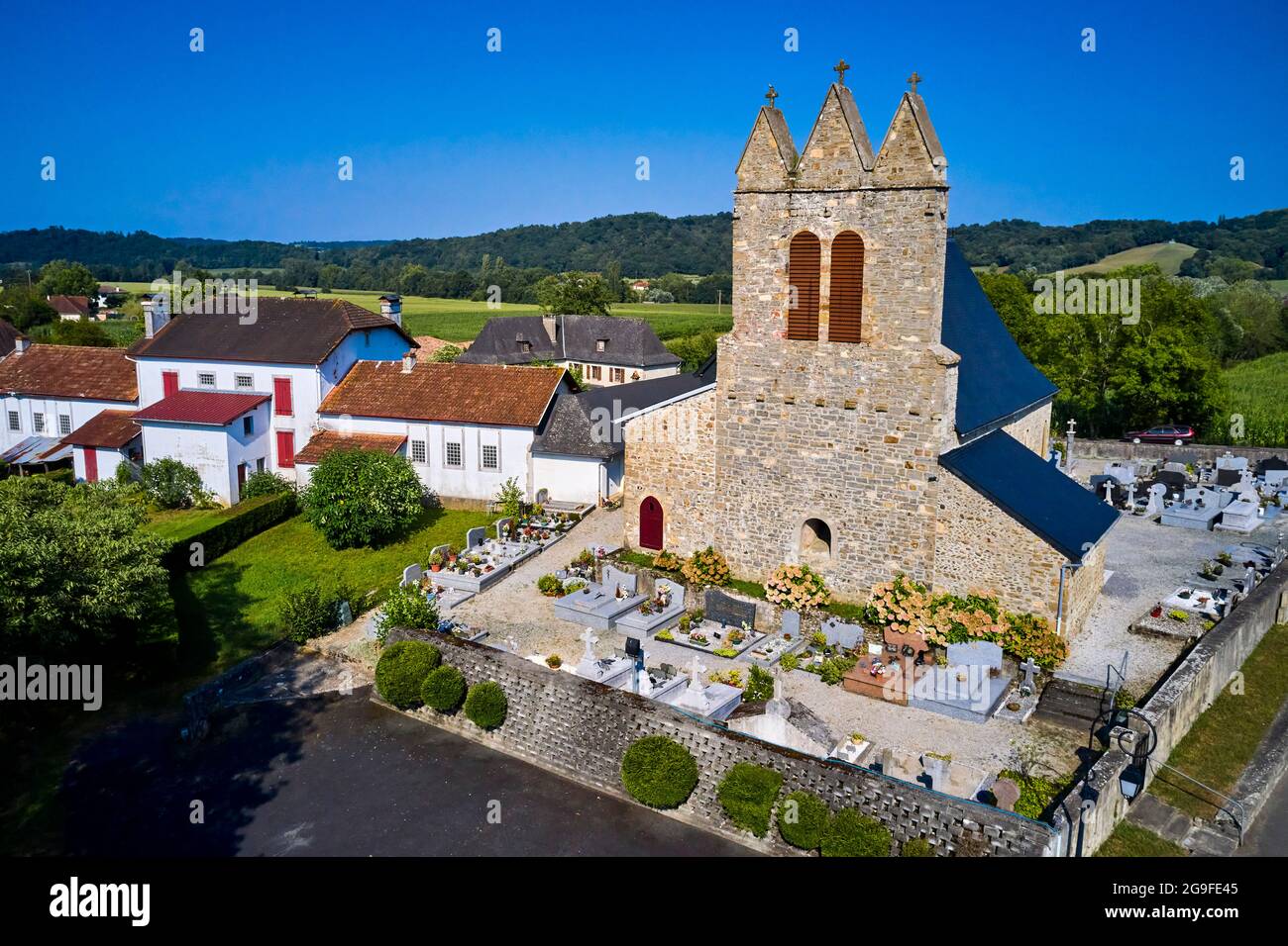 France, Pyrénées-Atlantiques (64), pays Basque, Charitte-le-bas, église paroissiale de Saint Jean Baptiste avec clocher trinitaire ou cloche Souletin Banque D'Images