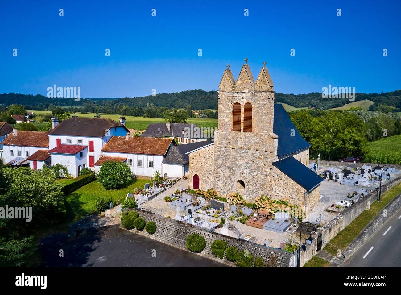 France, Pyrénées-Atlantiques (64), pays Basque, Charitte-le-bas, église paroissiale de Saint Jean Baptiste avec clocher trinitaire ou cloche Souletin Banque D'Images