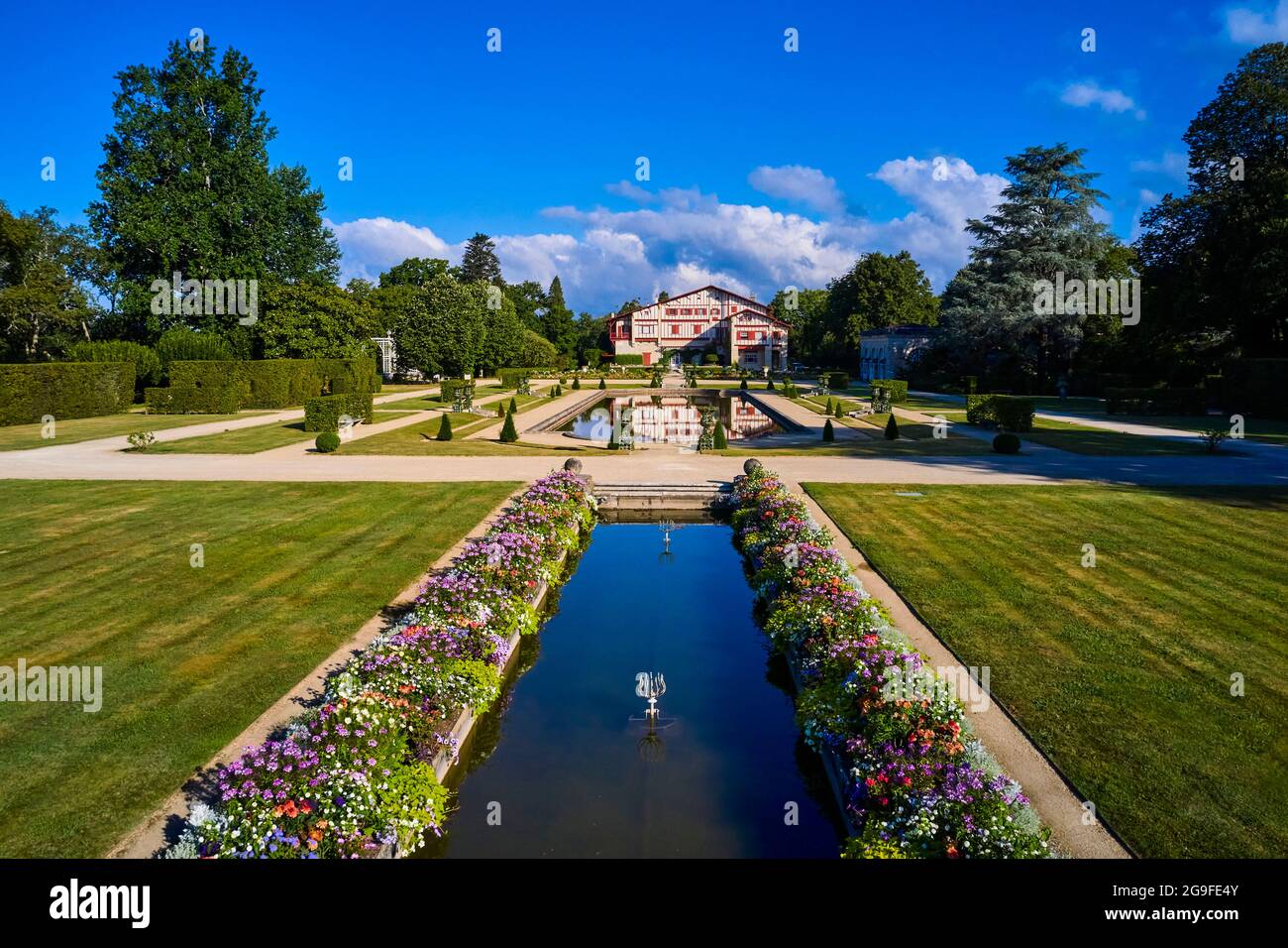 France, Pyrénées-Atlantiques, pays Basque, Cambo-les-bains, Villa Arnaga et son jardin, musée et maison d'Edmond Rostand dans la rue néo-basque Banque D'Images