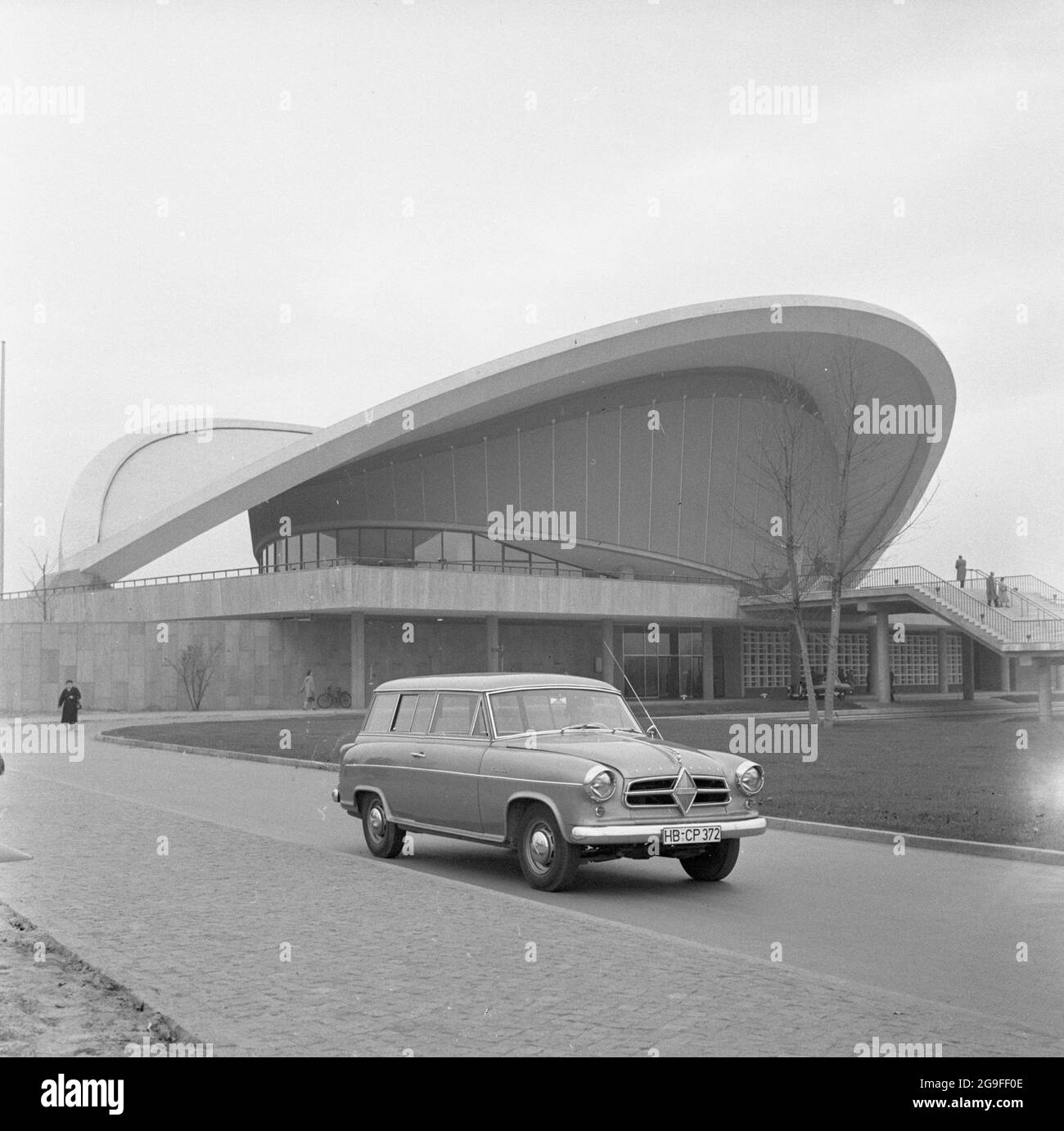 Transport, voiture, Borgward Isabella Combi, en face de la salle des congrès, Berlin, Allemagne, 1957, DROITS-SUPPLÉMENTAIRES-AUTORISATION-INFO-NON-DISPONIBLE Banque D'Images