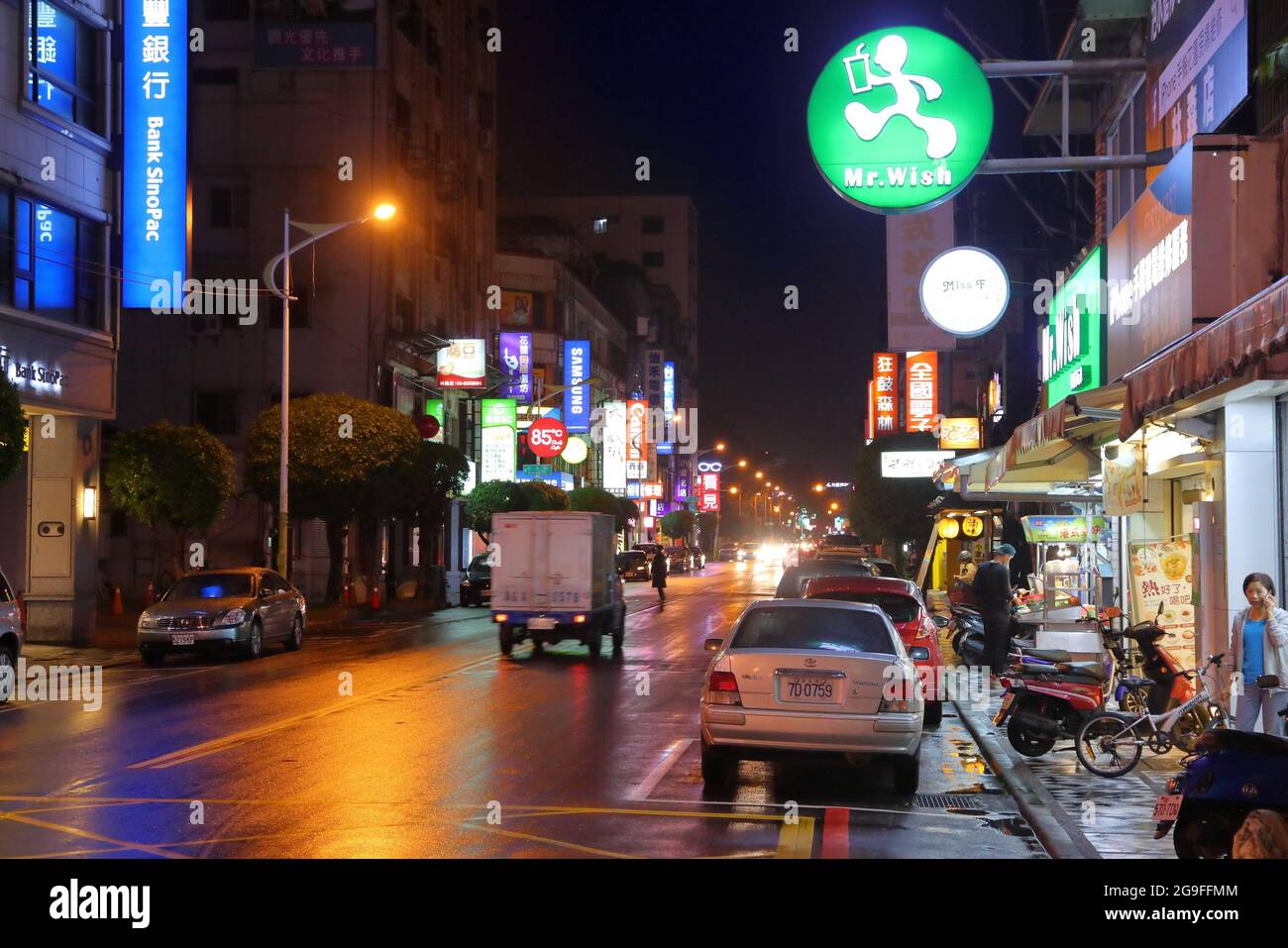 HUALIEN, TAÏWAN - 24 NOVEMBRE 2018 : vue nocturne de la ville de Hualien, Taïwan. Hualien est l'une des plus grandes villes de la côte est de Taïwan. Banque D'Images