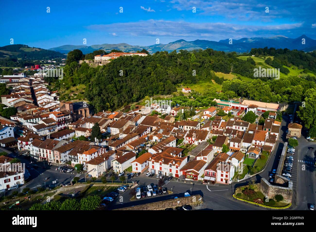France, Pyrénées-Atlantiques (64), pays Basque, Saint-Jean-pied-de-Port, le Pont Vieux sur la rivière Nive de Béhérobie et l'église de l'Assomption ou Banque D'Images