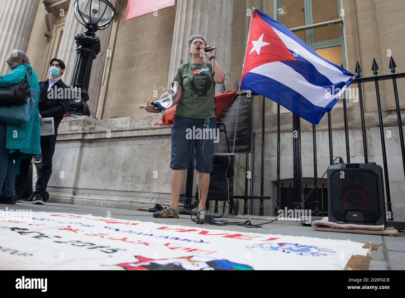 Londres, Royaume-Uni. 24 juillet 2021. Les militants de la solidarité cubaine protestent à l'extérieur de la Maison du Canada, sur la place Trafalgar, à l'occasion du 68e anniversaire de l'assaut de la caserne Moncada 1953 qui a commencé la révolution cubaine. Ils ont appelé à la fin du blocus américain de Cuba, conformément au récent 29e vote annuel de l'Assemblée générale des Nations Unies qui a été adopté par 184 pays et qui n'a été opposé que par les Etats-Unis et Israël, la Colombie, l'Ukraine et le Brésil s'étant abstenus. Crédit : Mark Kerrison/Alamy Live News Banque D'Images