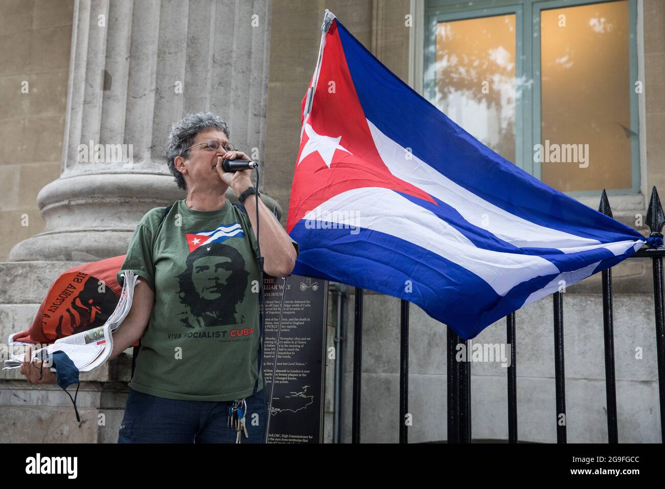 Londres, Royaume-Uni. 24 juillet 2021. Une campagne de solidarité cubaine proteste à l'extérieur de la Maison du Canada à Trafalgar Square à l'occasion du 68e anniversaire de l'assaut de la caserne Moncada 1953 qui a commencé la révolution cubaine. Ils ont appelé à la fin du blocus américain de Cuba, conformément au récent 29e vote annuel de l'Assemblée générale des Nations Unies qui a été adopté par 184 pays et qui n'a été opposé que par les Etats-Unis et Israël, la Colombie, l'Ukraine et le Brésil s'étant abstenus. Crédit : Mark Kerrison/Alamy Live News Banque D'Images