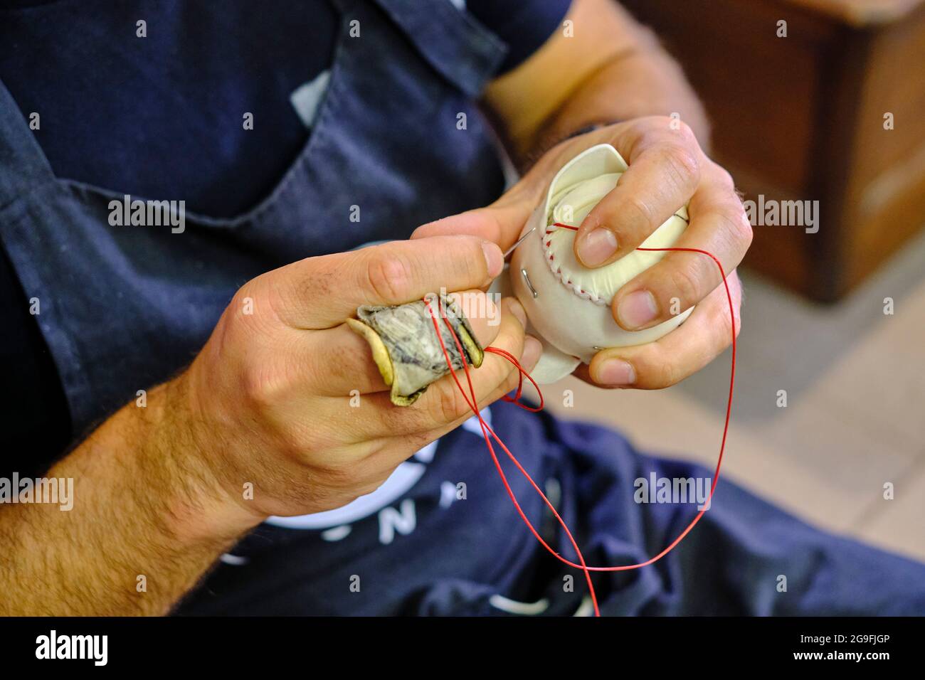France, Pyrénées-Atlantiques (64), pays Basque, Bidart, Jon et Patxi Tambourindeguy le studio Ona Pilota, fabrication de chistera et de ball Banque D'Images