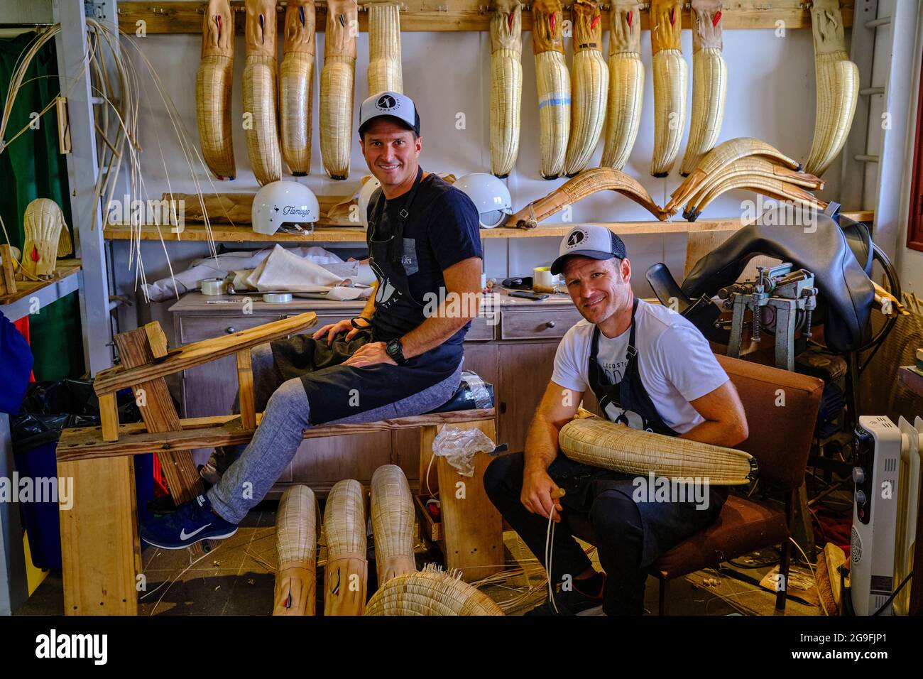 France, Pyrénées-Atlantiques (64), pays Basque, Bidart, Jon et Patxi Tambourindeguy le studio Ona Pilota, fabrication de chistera et de ball Banque D'Images