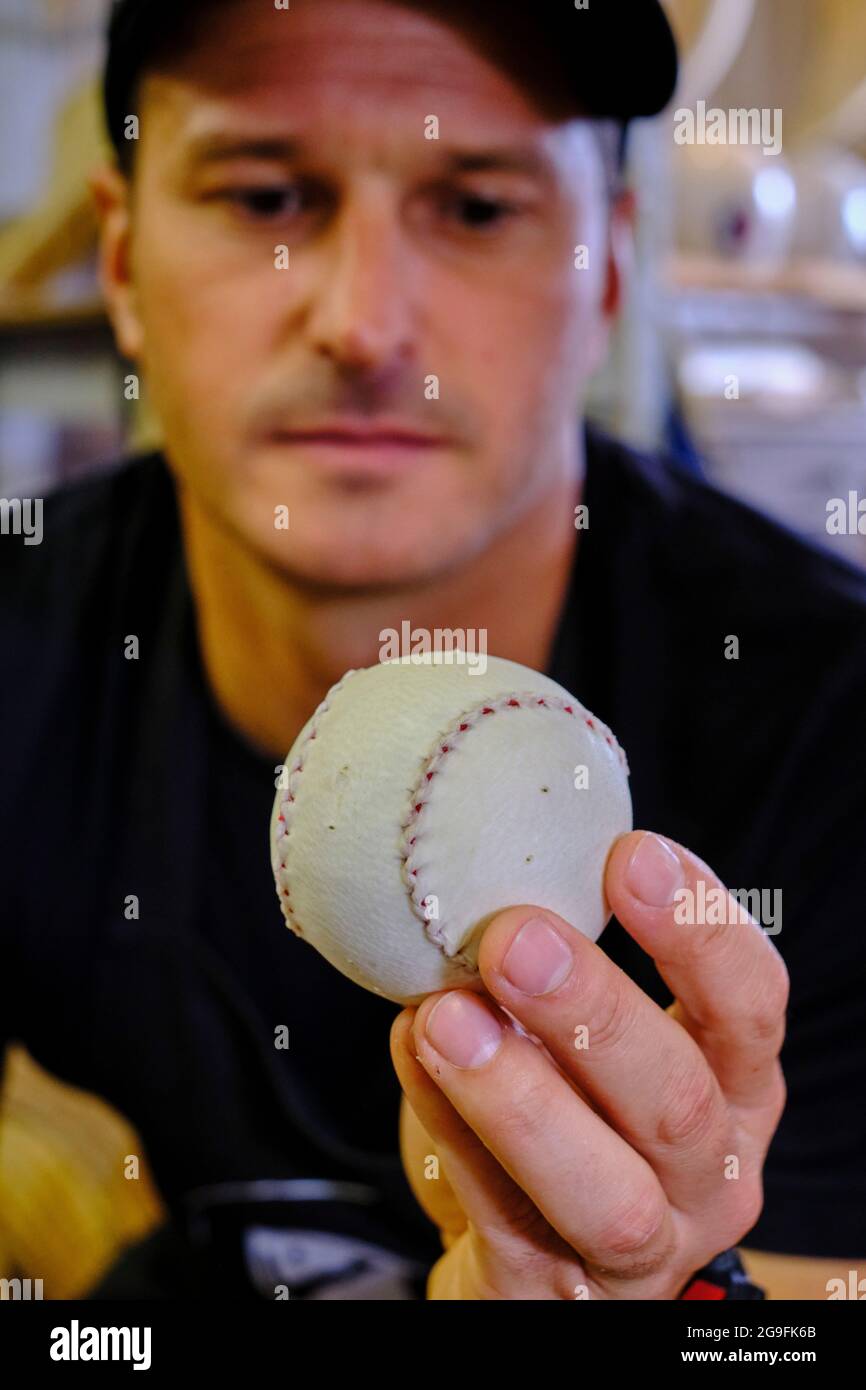 France, Pyrénées-Atlantiques (64), pays Basque, Bidart, Jon et Patxi Tambourindeguy le studio Ona Pilota, fabrication de chistera et de ball Banque D'Images