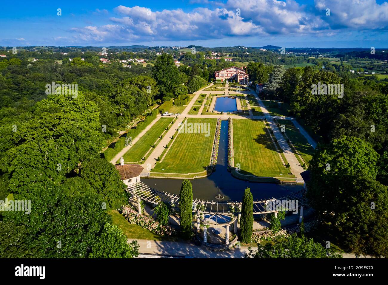 France, Pyrénées-Atlantiques, pays Basque, Cambo-les-bains, Villa Arnaga et son jardin, musée et maison d'Edmond Rostand dans la rue néo-basque Banque D'Images