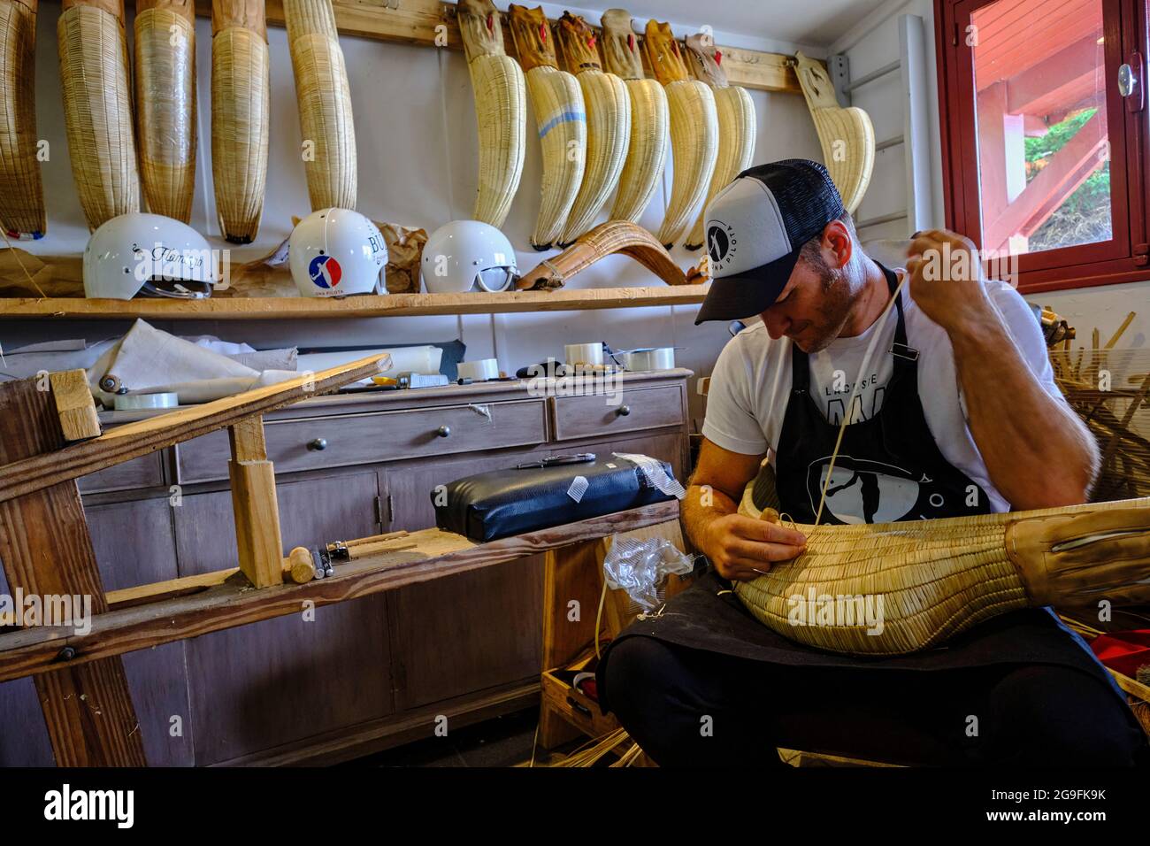 France, Pyrénées-Atlantiques (64), pays Basque, Bidart, Jon et Patxi Tambourindeguy le studio Ona Pilota, fabrication de chistera et de ball Banque D'Images