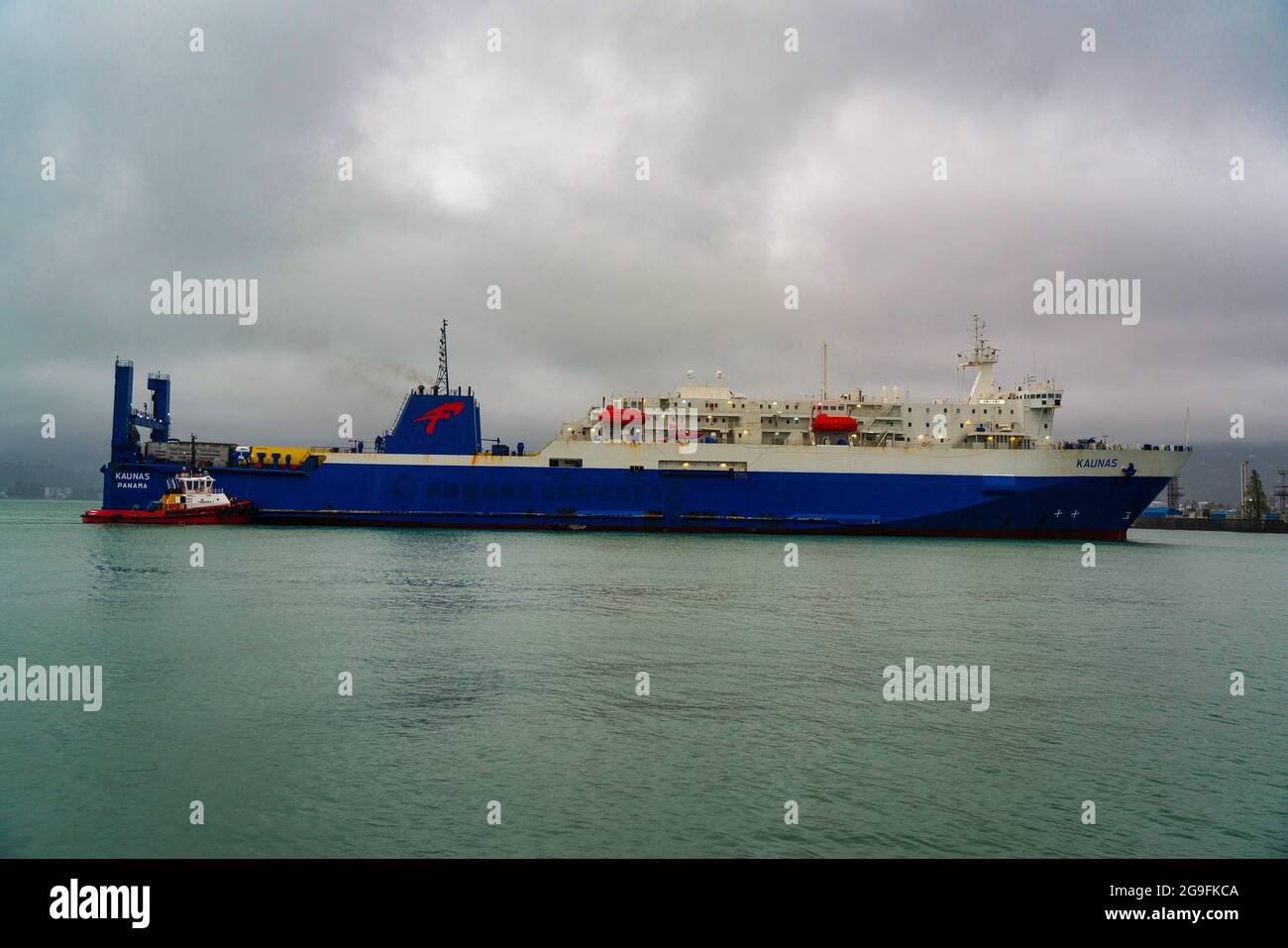 Batumi, Géorgie - 4 mai 2021 : le navire Kaunas entre dans le port Banque D'Images