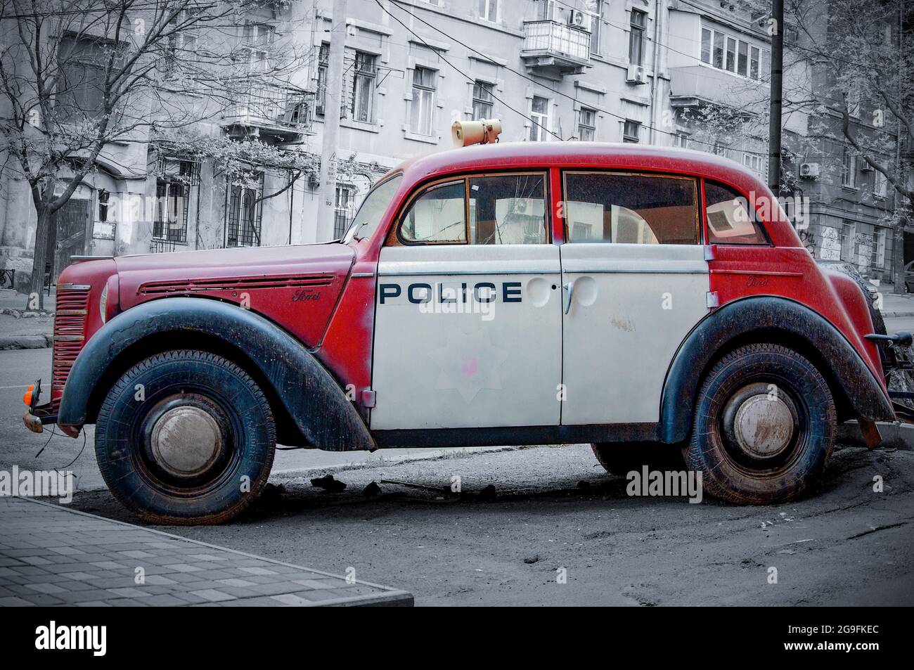 ODESSA, UKRAINE. 02 MAI 2020. Voiture de police Ford rétro. Arrière-plan noir et voiture rouge Banque D'Images