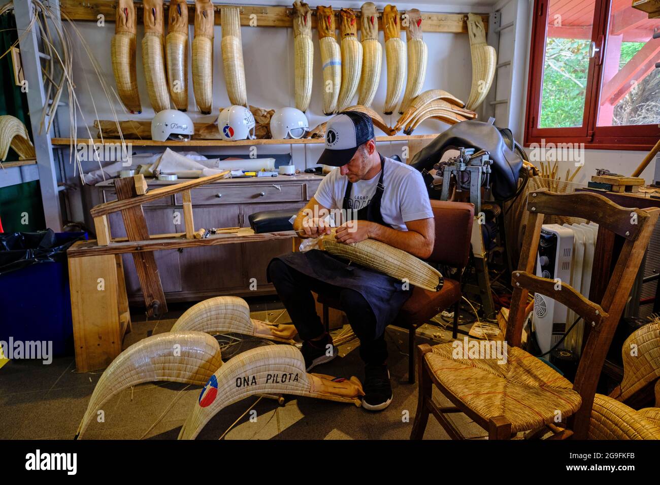 France, Pyrénées-Atlantiques (64), pays Basque, Bidart, Jon et Patxi Tambourindeguy le studio Ona Pilota, fabrication de chistera et de ball Banque D'Images