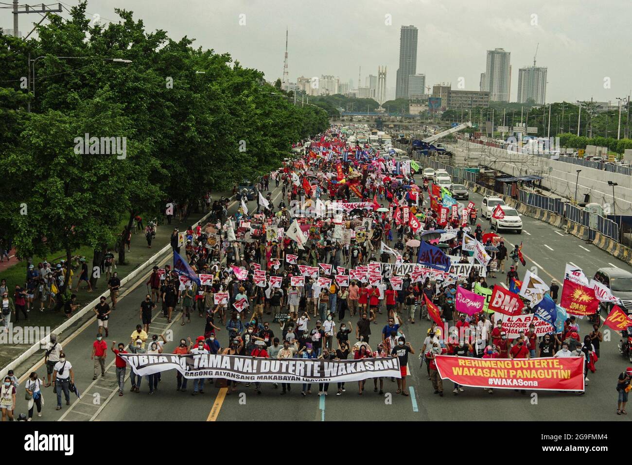 Philippines. 26 juillet 2021. Divers groupes défilant le long de l'avenue Commonwealth vers Batasan, dans la ville de Quezon, où le président Rodrigo Duterte doit livrer son dernier discours sur l'état de la nation après son mandat de 6 ans, le lundi 26 juillet 2021. (Photo de Larry Monserate Piojo/Sipa USA) crédit: SIPA USA/Alay Live News Banque D'Images