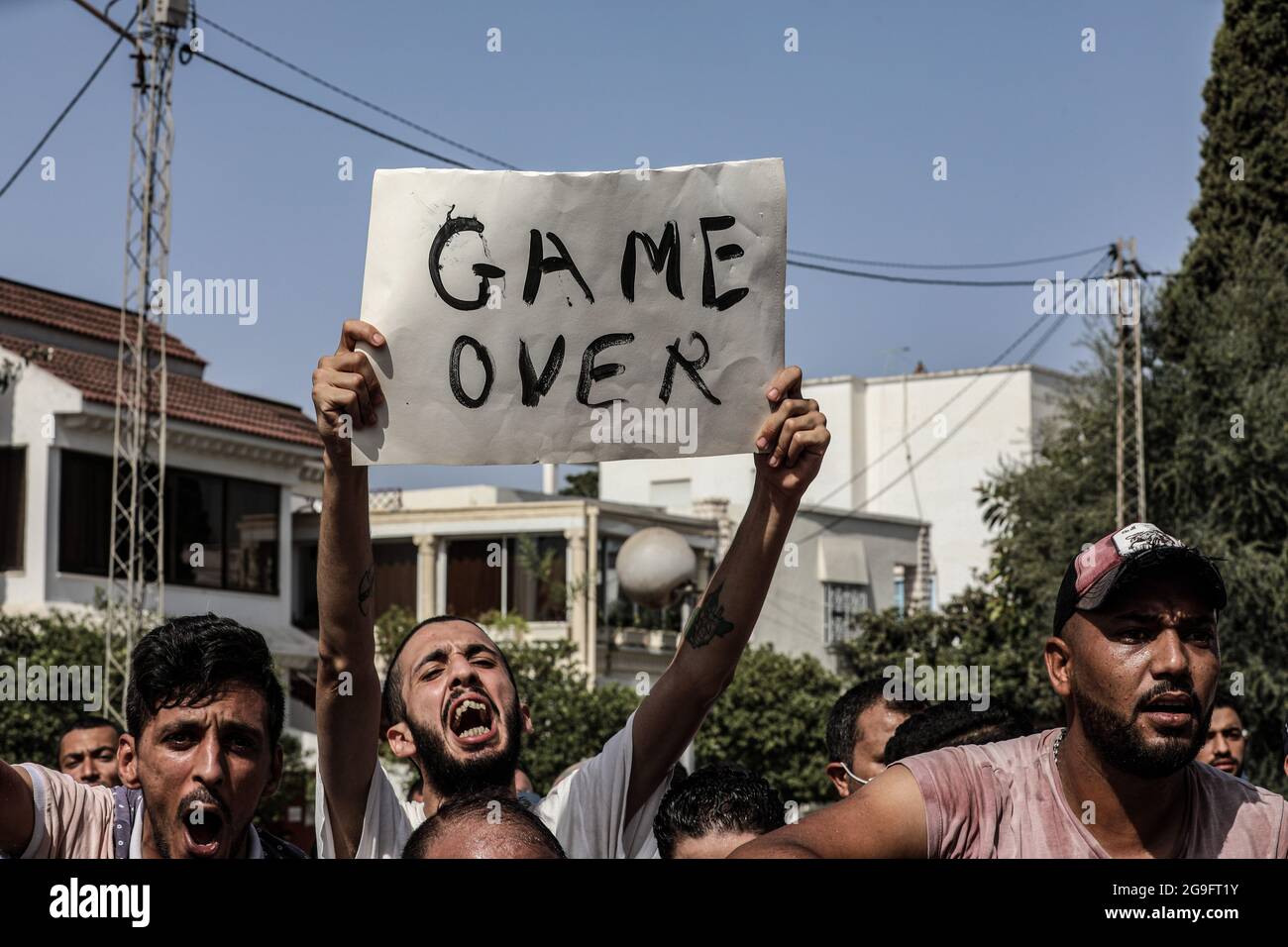 26 juillet 2021, Tunisie, Tunis: Les partisans du président tunisien Kais Saied scandaient des slogans lors d'une manifestation devant le Parlement, dénonçant Rached Ghannouchi, président du Parlement et président du mouvement islamiste Ennahda, après que le président Saied ait renvoyé le Premier ministre et suspendu le Parlement la nuit précédente. Photo: Khaled Nasraoui/dpa Banque D'Images