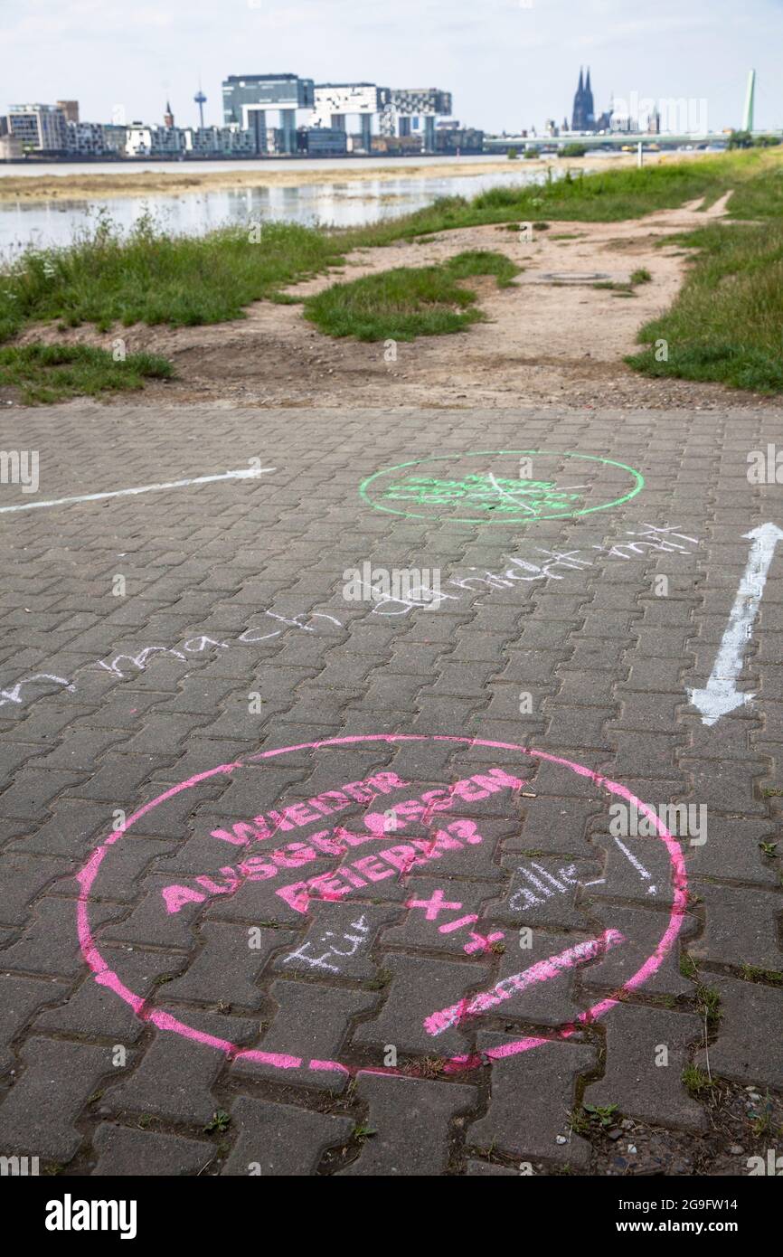 graffiti « Party again? » Sur les rives du Rhin dans le district de Poll, Cologne, Allemagne. Graffiti 'Wieder ausgelassen feiern?' AM Rheinufer dans Poll, Banque D'Images