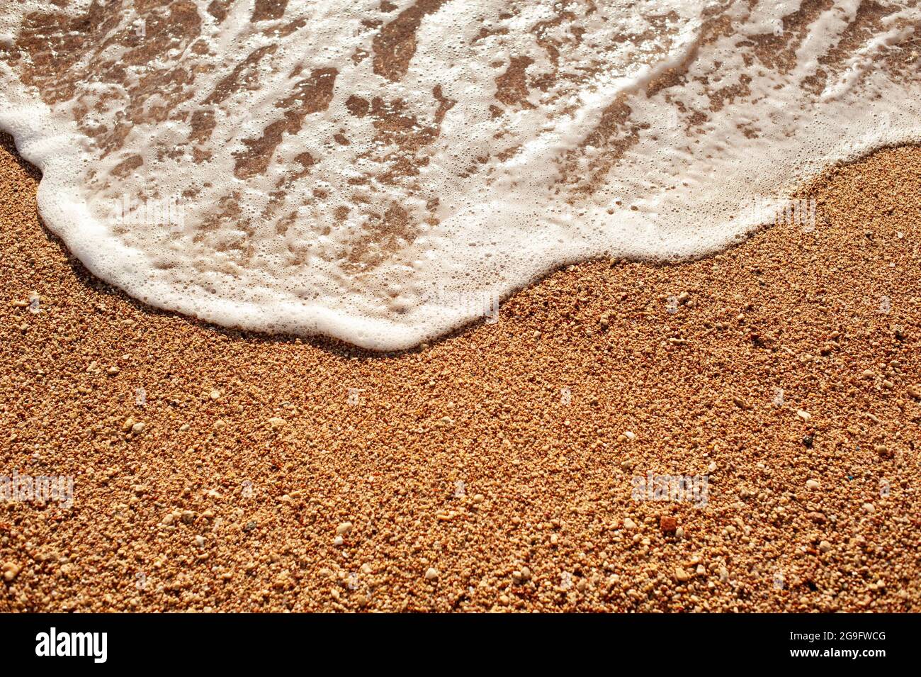 Plage sable mer Shore avec vague et blanc mousse fond d'été, vue aérienne de dessus de plage au-dessus du bord de mer avec place pour votre texte Banque D'Images