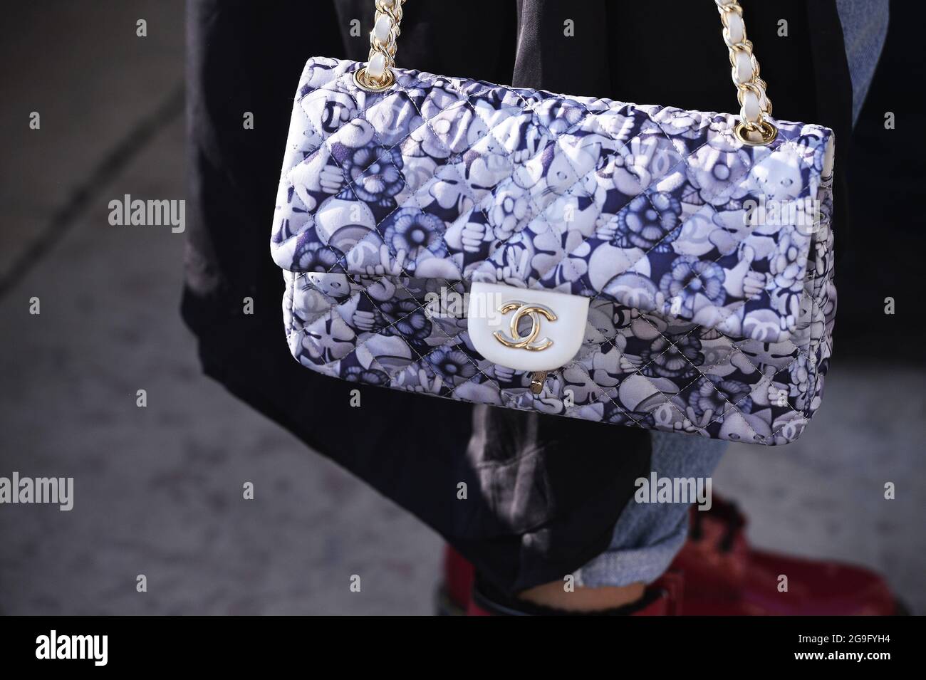 Sac à main Chanel - Streetstyle à Paris Fashion week - France Banque D'Images