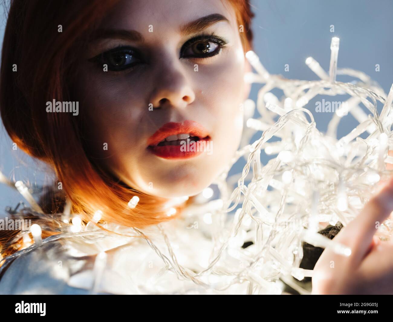 femme lumineuse guirlande de maquillage décoration de noël Photo Stock -  Alamy