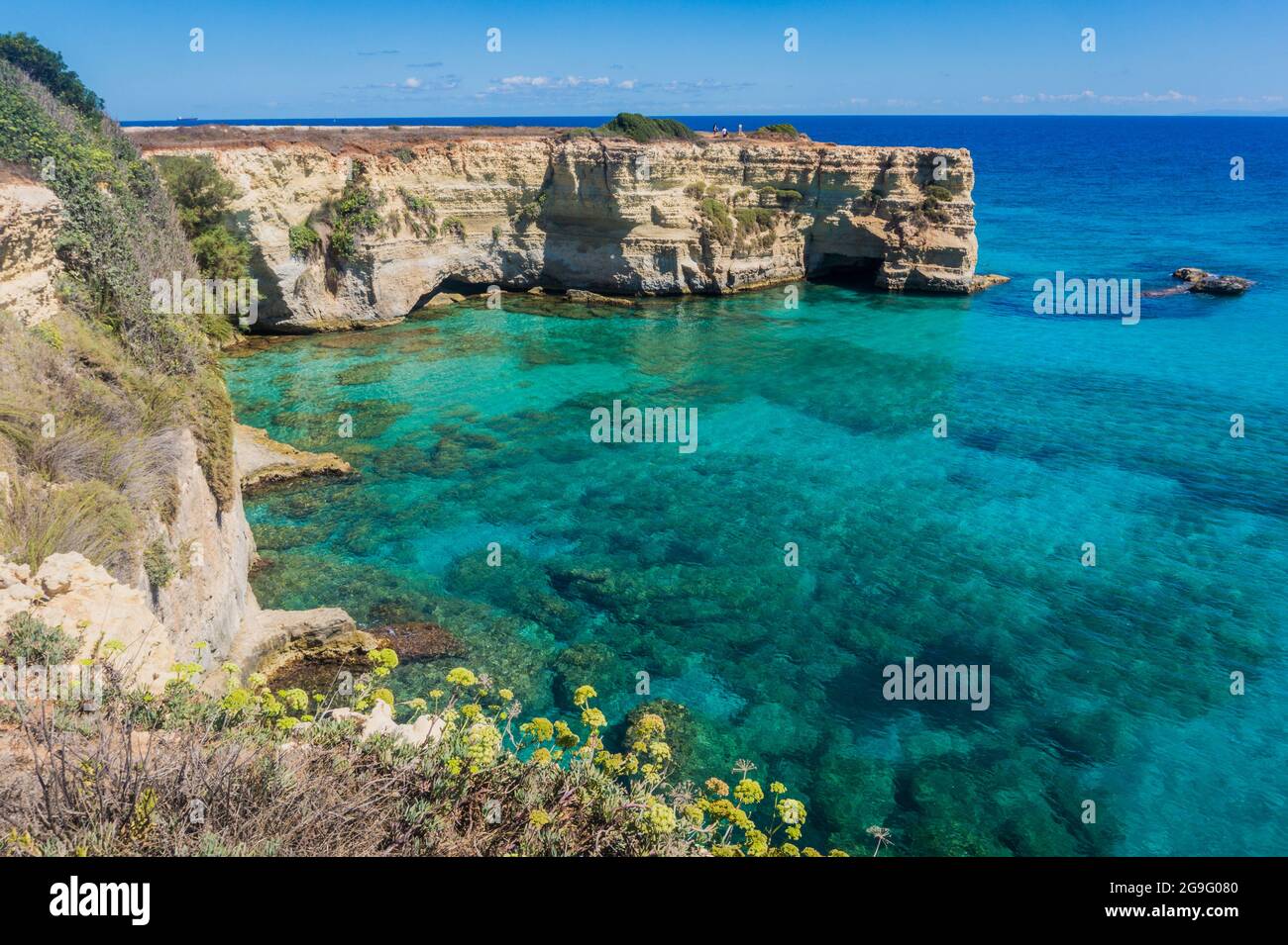 Torre Sant Andrea, côte de mer de Salento, Pouilles, Italie. Faraglioni Melendugno. Magnifique vue sur la mer rocheuse avec falaises de Puglia. Bleu turquoise eau claire saturée. Journée d'été. Vacances italiennes. Banque D'Images