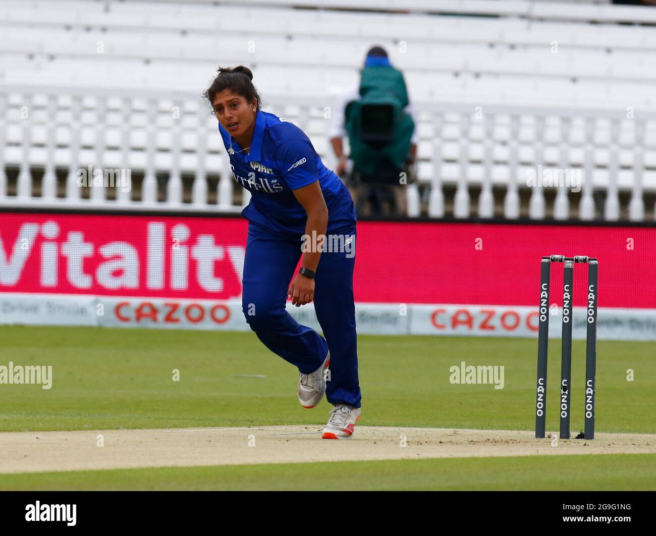 LONDRES, ANGLETERRE - juillet 25:Naomi Dattani de London Spirit Women pendant la centaine entre London Spirit Women et Oval Invincible Women à Lord's Sta Banque D'Images