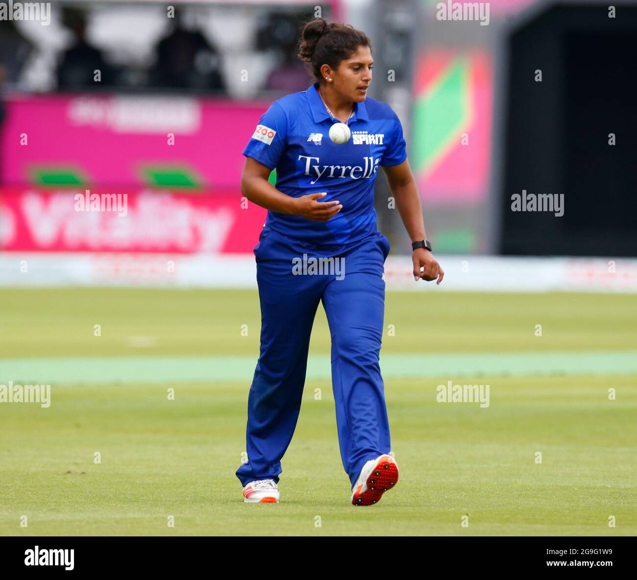 LONDRES, ANGLETERRE - juillet 25:Naomi Dattani de London Spirit Women pendant la centaine entre London Spirit Women et Oval Invincible Women à Lord's Sta Banque D'Images