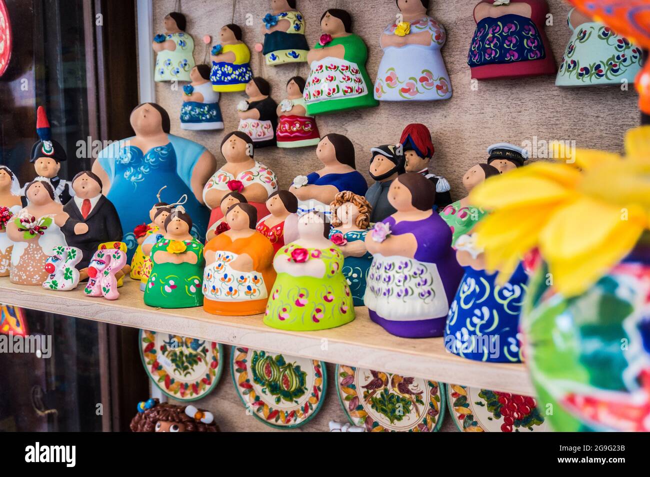 Souvenirs traditionnels d'Otranto, Apulia, Italie. Figurines en céramique colorée pour femmes. Cadeaux de Puglia Banque D'Images