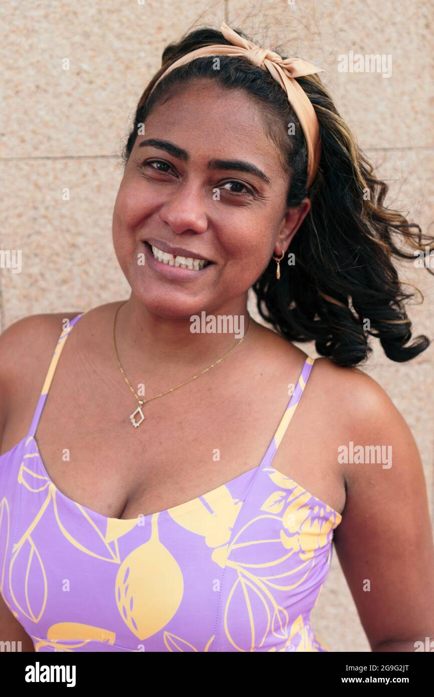 Portrait d'une femme souriante de 40 ans Banque D'Images