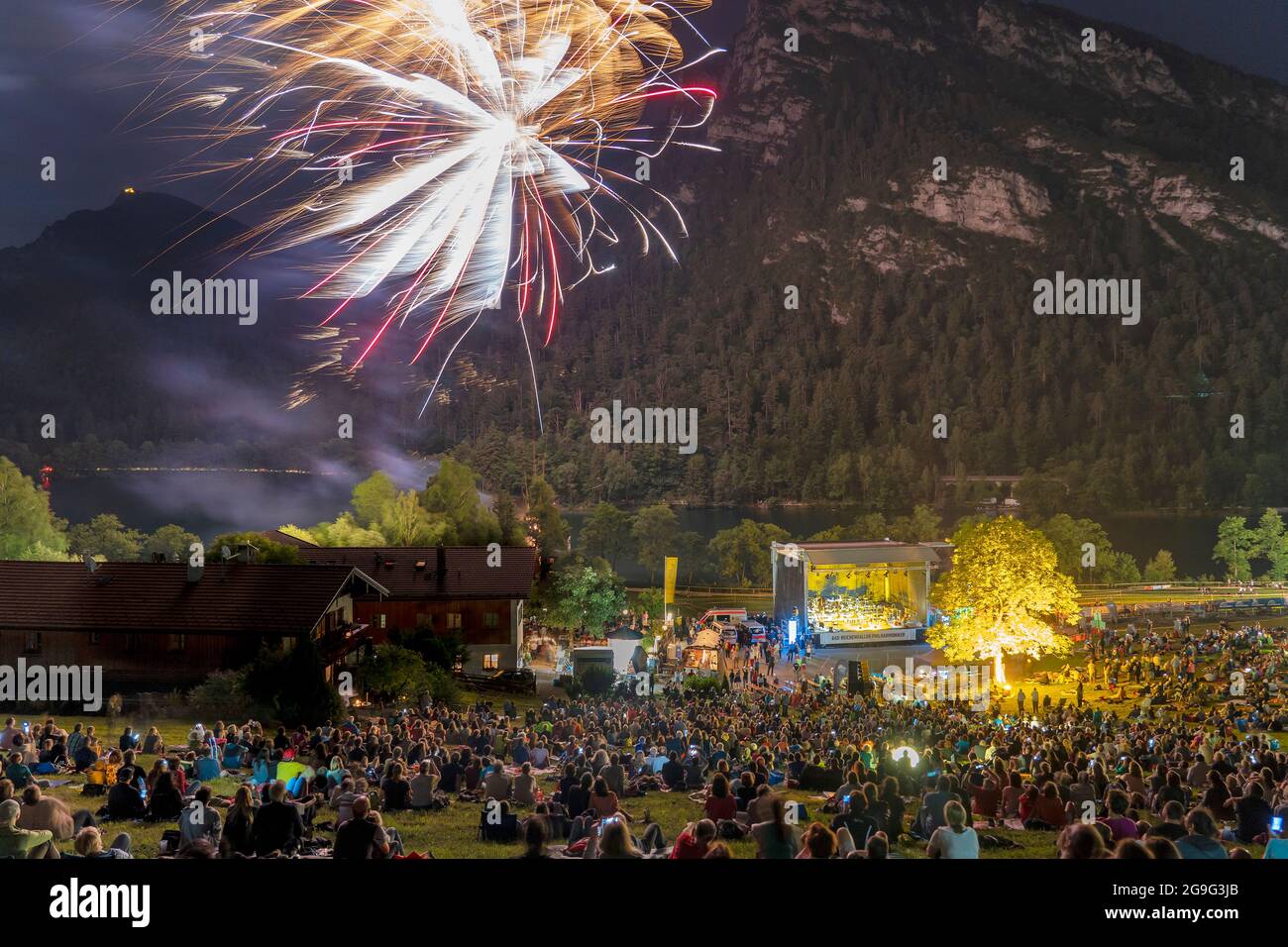 Concert en plein air de la Philharmonie Bad Reichenhall au lac de Thumsee près de Bad Reichenhall avec feux d'artifice, Berchtesgaden, Banque D'Images