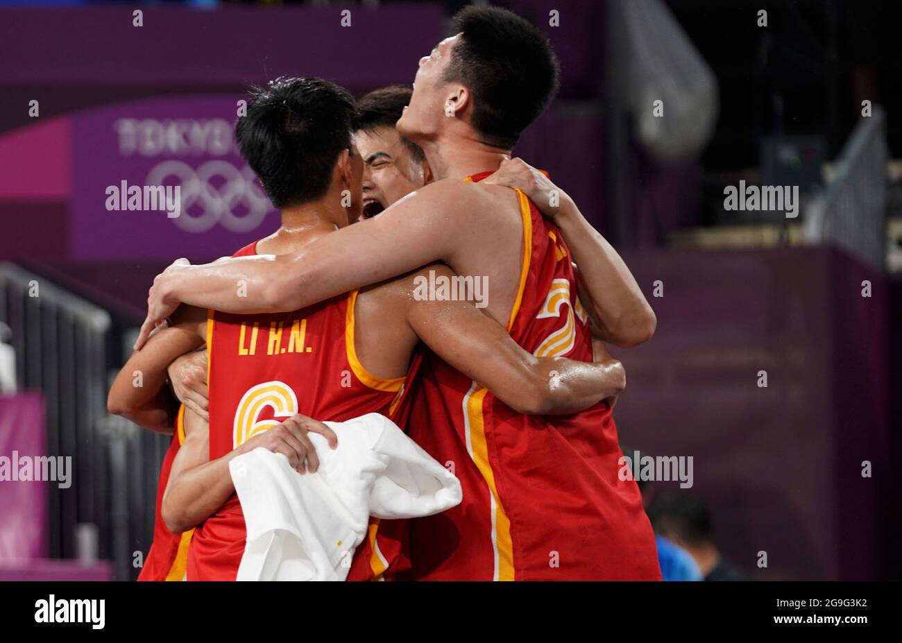 (210726) -- TOKYO, le 26 juillet 2021 (Xinhua) -- les joueurs de Chine célèbrent après la ronde de billard du match DE basket-ball 3X3 pour hommes entre la Chine et la Pologne à Tokyo, au Japon, le 26 juillet 2021. (Xinhua/Zhang Xiaoyu) Banque D'Images