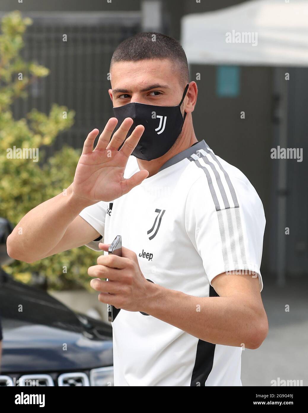 Merit Demiral de Juventus se déonde pour les fans alors qu'il quitte le J Medical Center après une visite médicale à son retour au service, Turin. Date de la photo : 25 juillet 2021. Le crédit photo devrait se lire comme suit : Jonathan Moscrop/Sportimage Banque D'Images